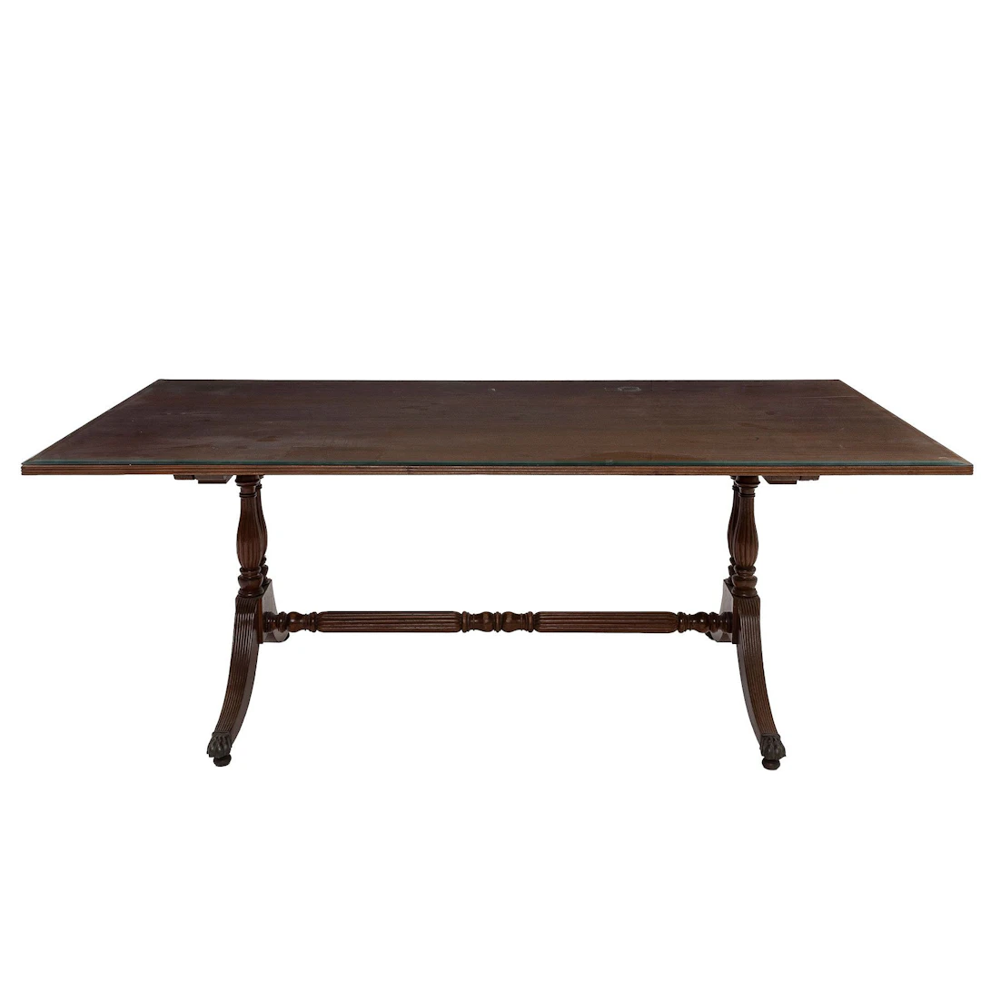 MESA DE ANTECOMEDOR, ORIGEN EUROPEO, SXX. En madera laqueada. Cubierta