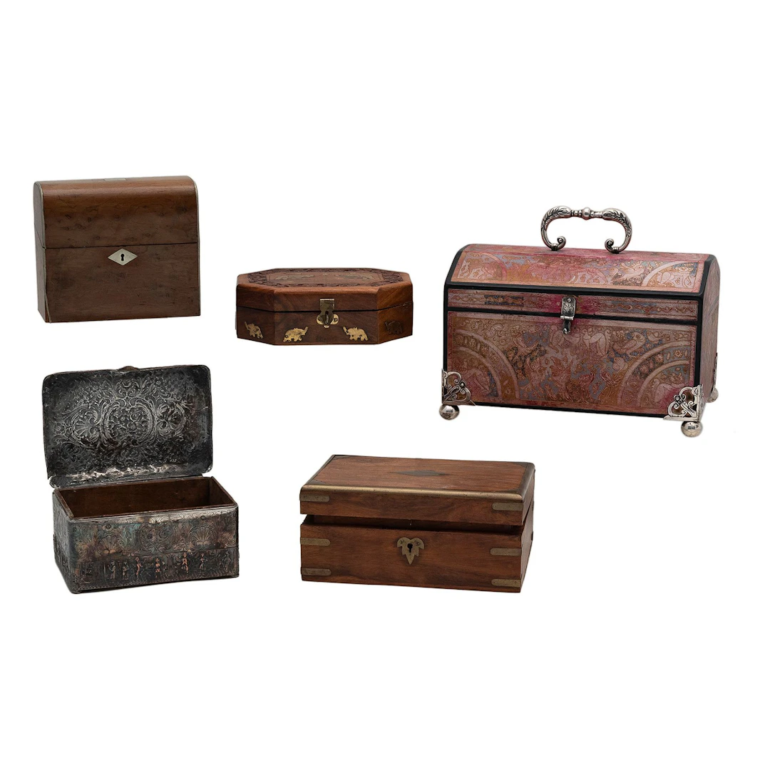 LOTE DE CAJAS. SXX. Madera, metal y laqueado, aplicaciones metálicas;