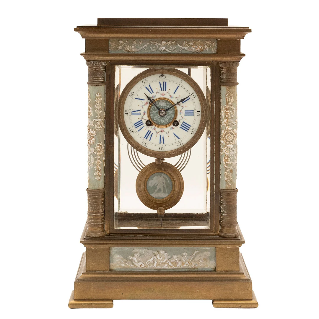 RELOJ DE CHIMENEA. FRANCIA, PRINC. SXX. Bronce, acabado dorado; decorado