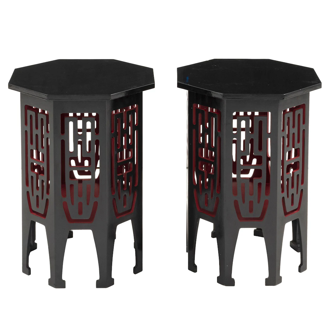 PAR DE MESAS, SXX. Estilo Chinesco. En madera ebonizada. Cubiertas