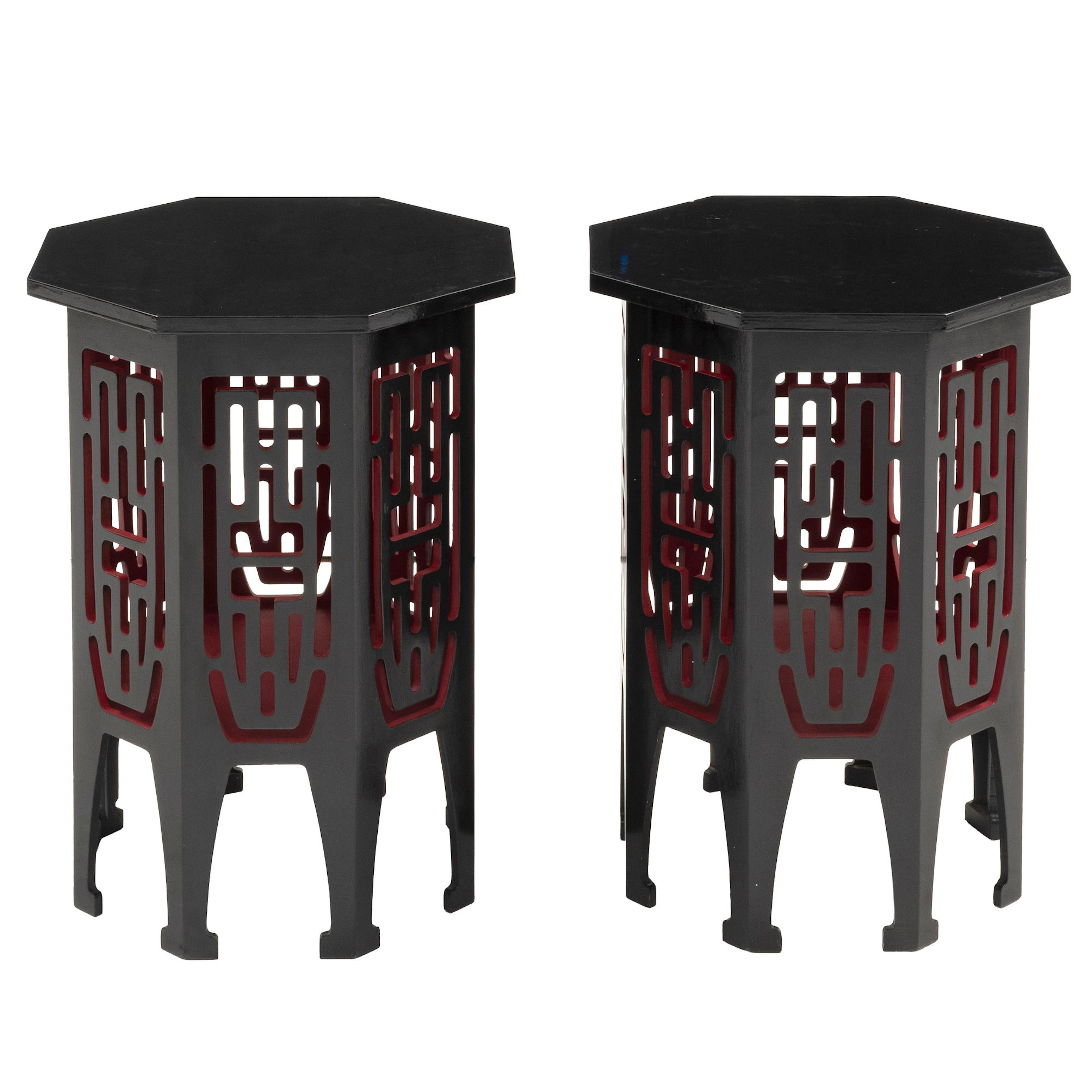 PAR DE MESAS, SXX. Estilo Chinesco. En madera ebonizada. Cubiertas
