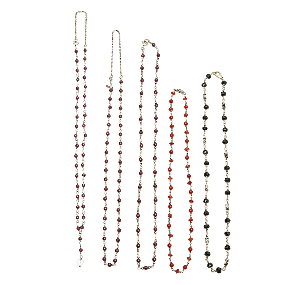CINCO COLLARES CON CUENTAS EN PLATA