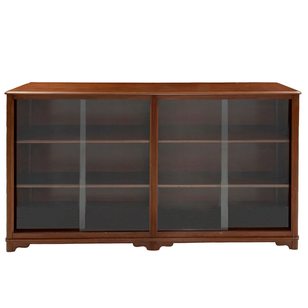 LIBRERO-VITRINA SIGLO XX Elaborado en madera laqueada Puertas corredizas