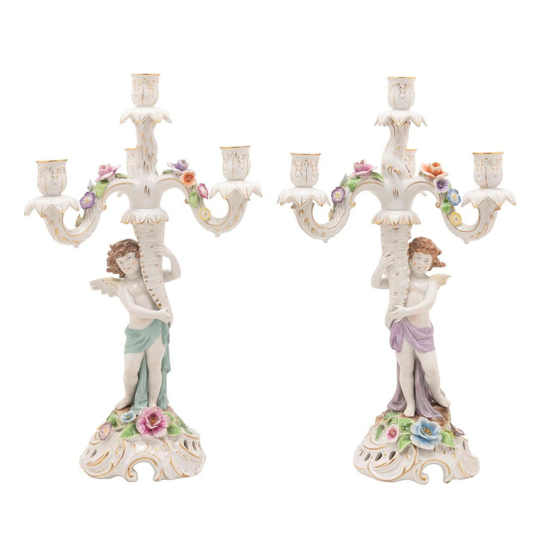 PAR DE CANDELABROS. ALEMANIA, S. XX Porcelana policromada. Sellado