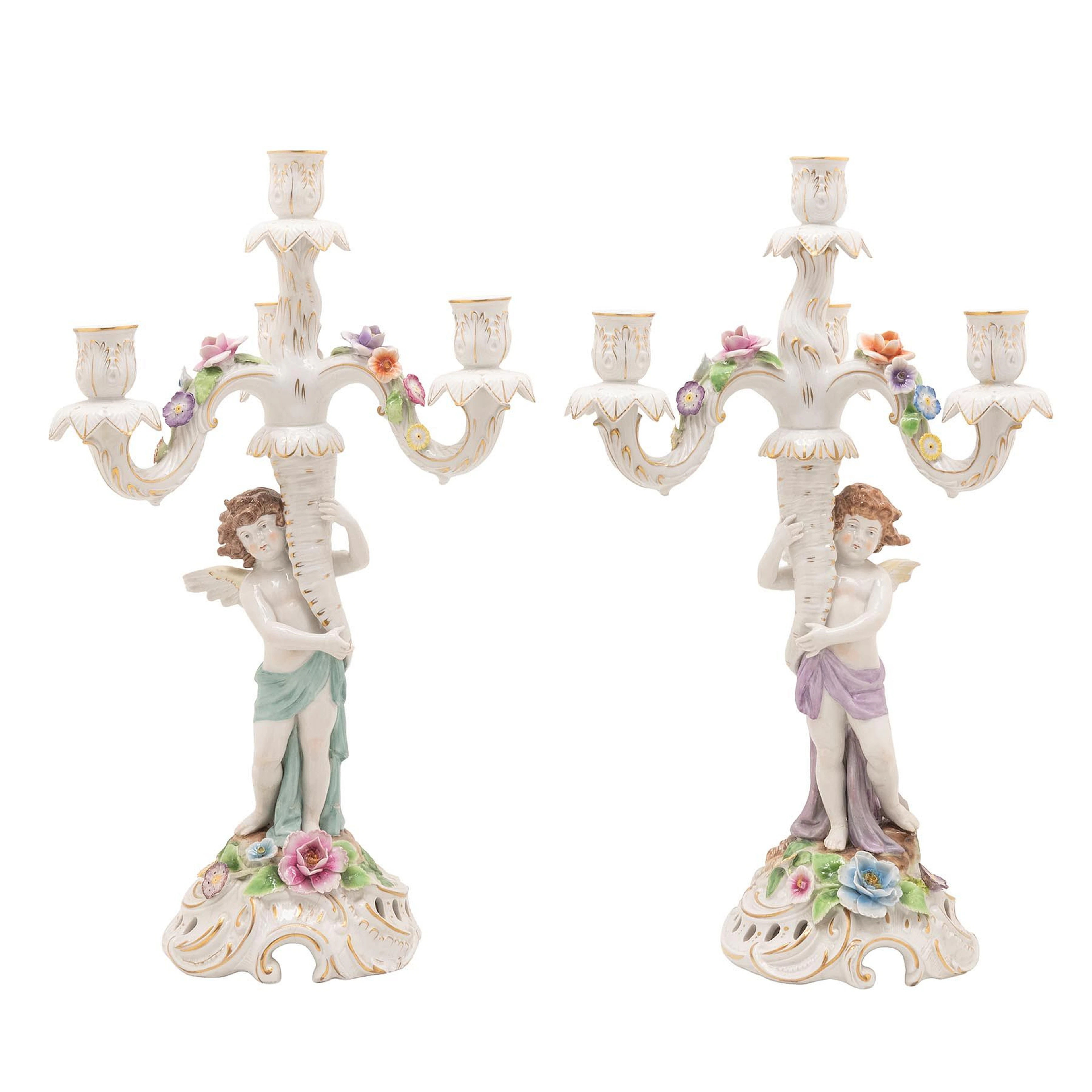 PAR DE CANDELABROS. ALEMANIA, S. XX Porcelana policromada. Sellado