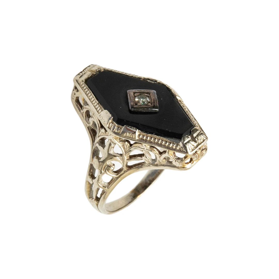 ANILLO CON DIAMANTE Y ÓNIX EN ORO BLANCO DE 14K