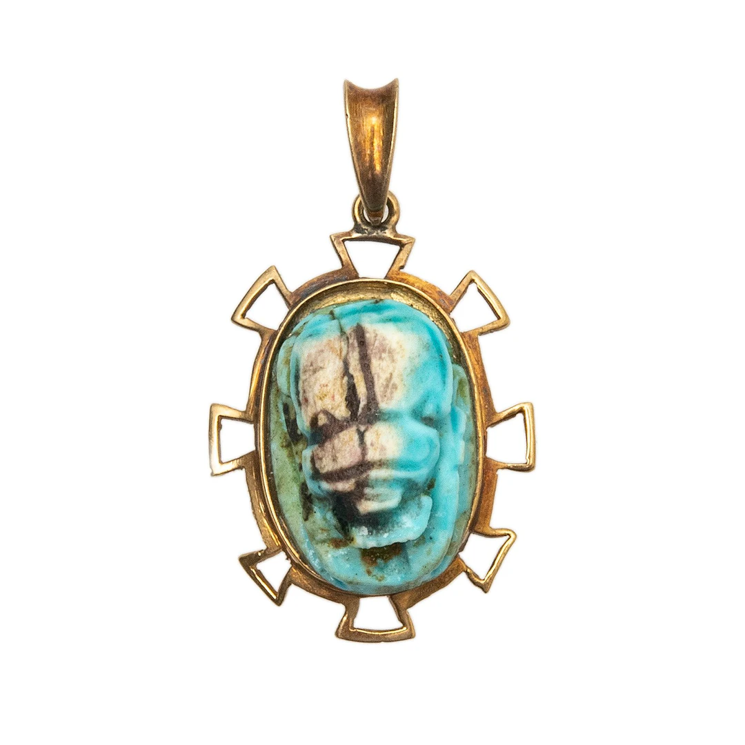 PENDIENTE MOTIVO AMULETO EGIPCIO EN ORO AMARILLO DE 18K