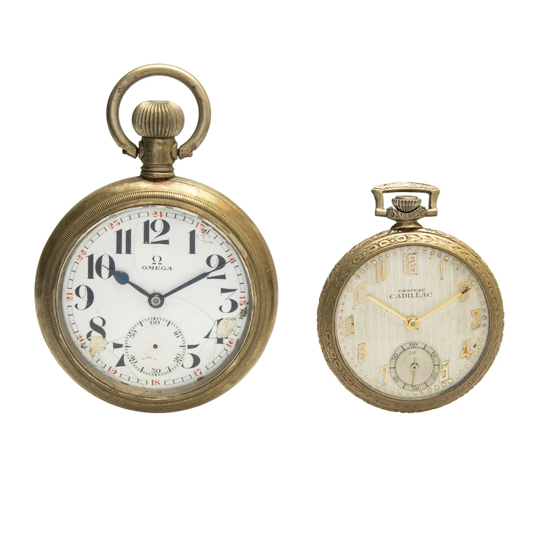 DOS RELOJES DE BOLSILLO OMEGA Y CHATEAU CADILLAC EN METAL PLATEADO