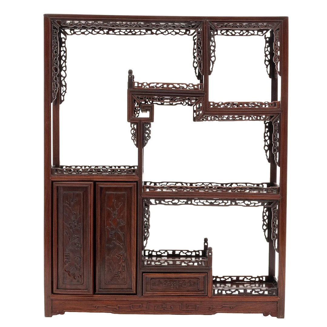 ESTANTERÍA DE MESA SIGLO XX Estilo CHINO Elaborada en madera tallada