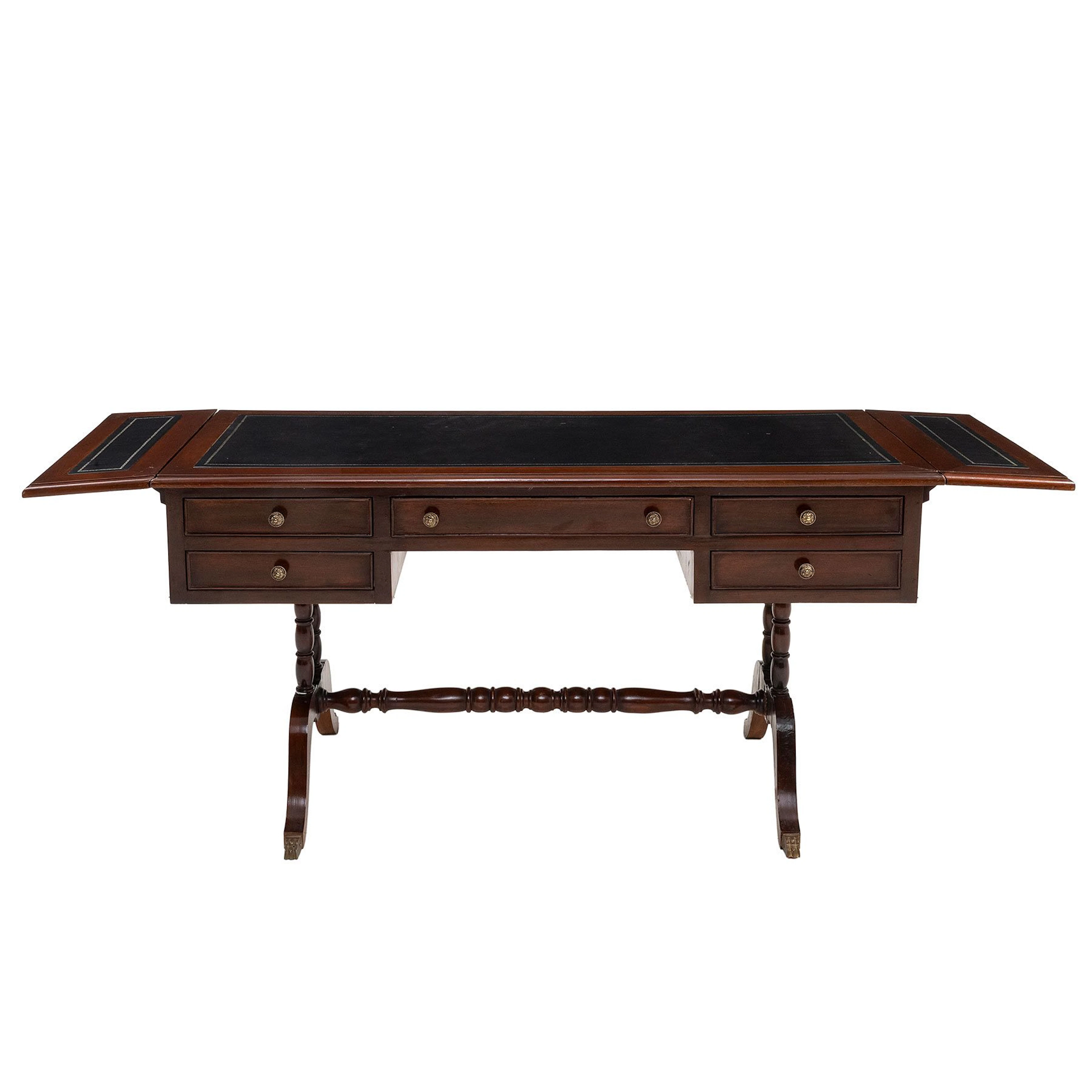 MESA PEMBROKE, SXX. En madera laqueada. Cubierta rectangular con aplicaciones