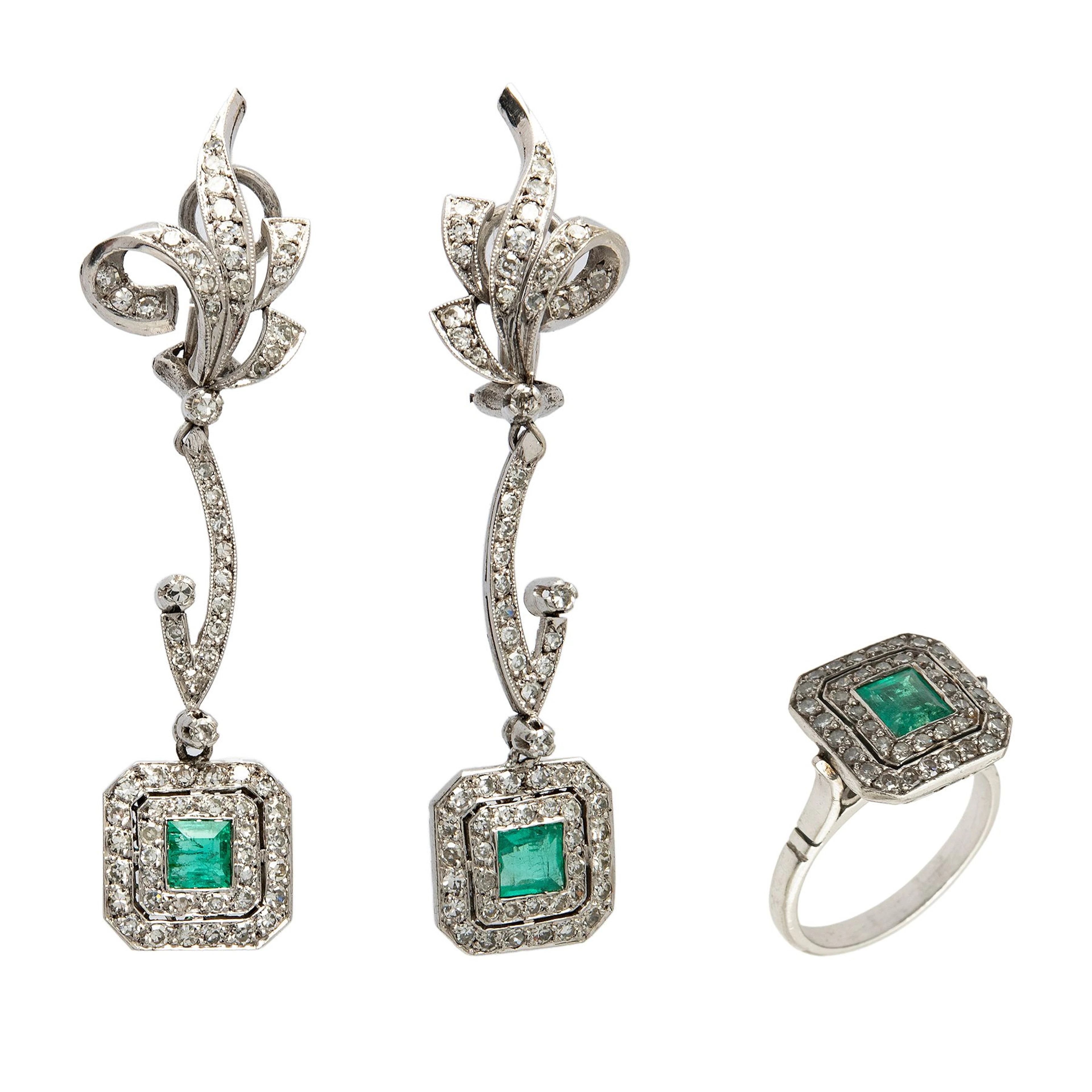 ANILLO, PAR ARETES CON ESMERALDAS, DIAMANTES EN PLATA PALADIO Y ORO