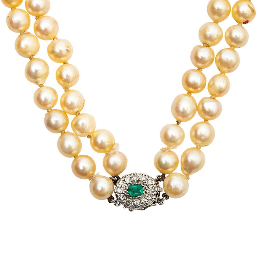 COLLAR DE PERLAS CULTIVADAS CON DIAMANTES, ESMERALDA Y BROCHE EN ORO