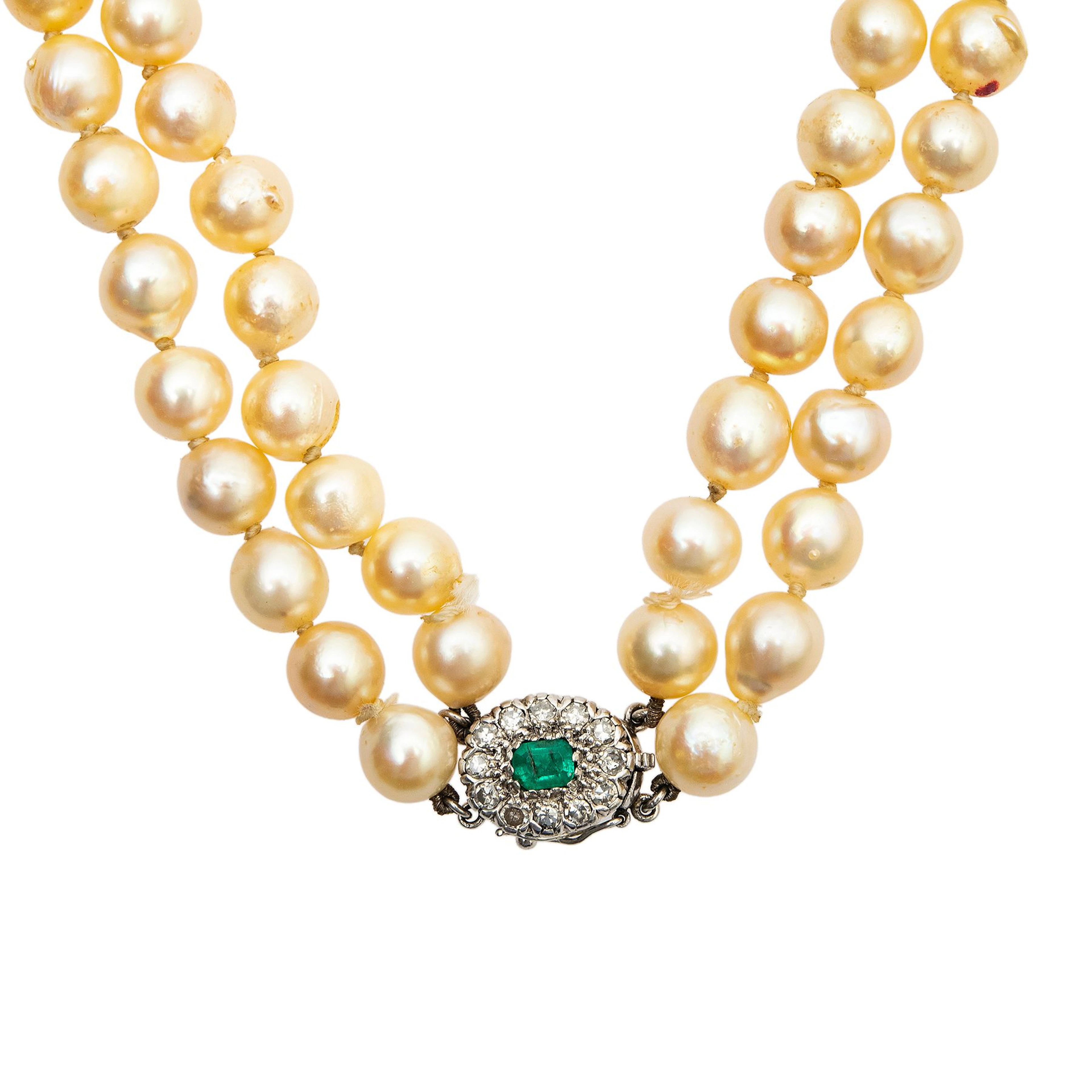 COLLAR DE PERLAS CULTIVADAS CON DIAMANTES, ESMERALDA Y BROCHE EN ORO