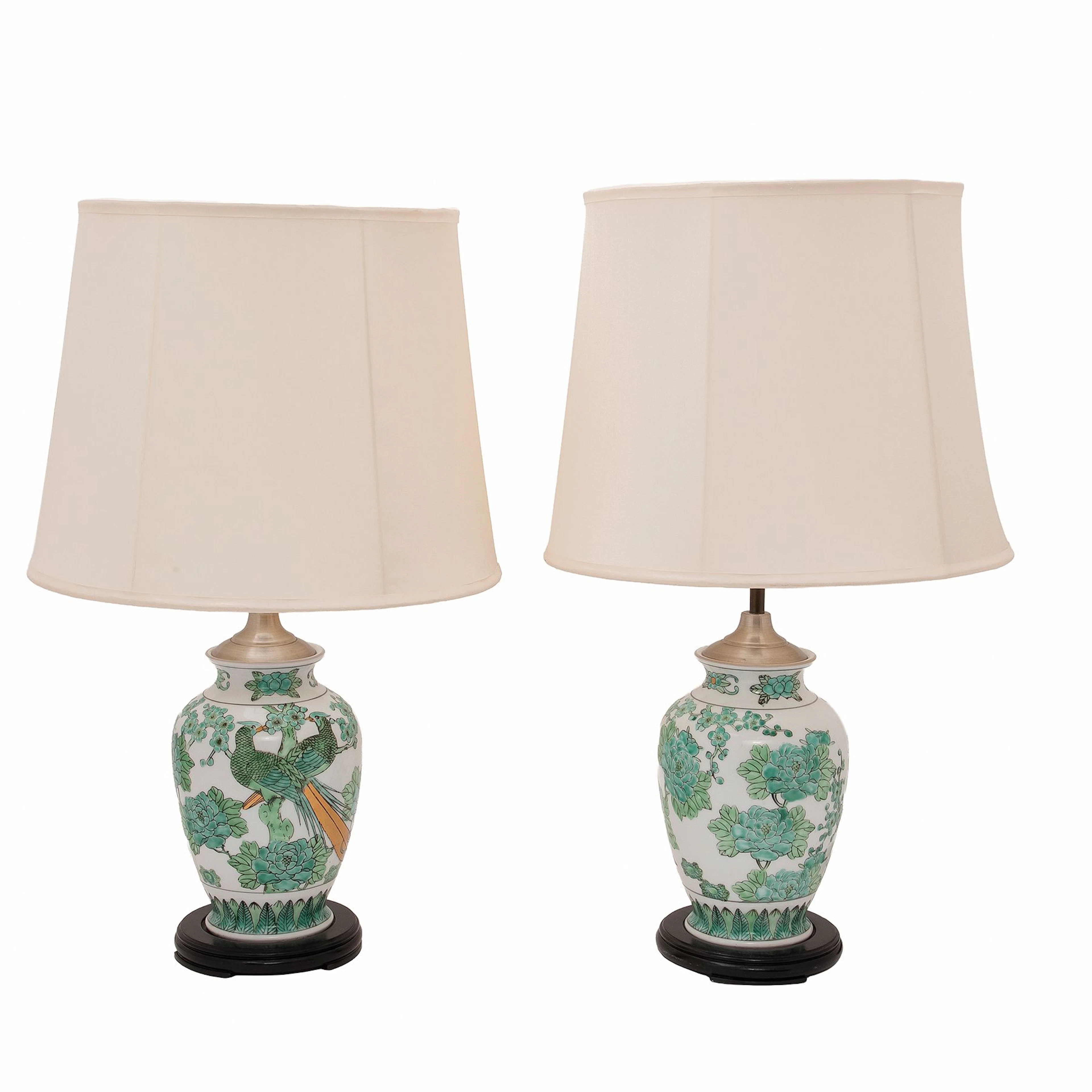 PAR DE LÁMPARAS. CHINA,SXX. Elaboradas en porcelana policromada con