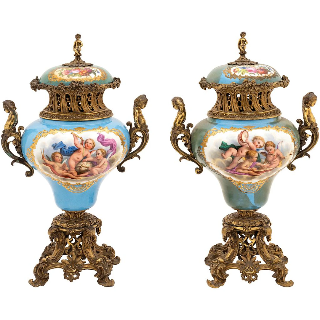 PAR DE TIBORES FRANCIA, FINALES DEL S. XIX En porcelana tipo SÈVRES