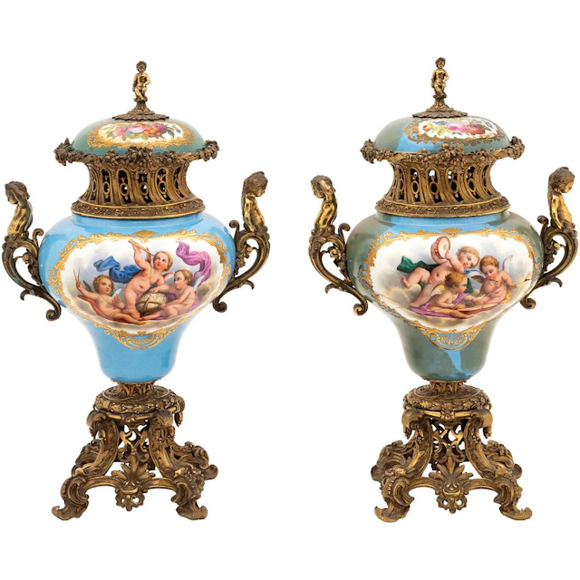 PAR DE TIBORES FRANCIA, FINALES DEL S. XIX En porcelana tipo SÈVRES