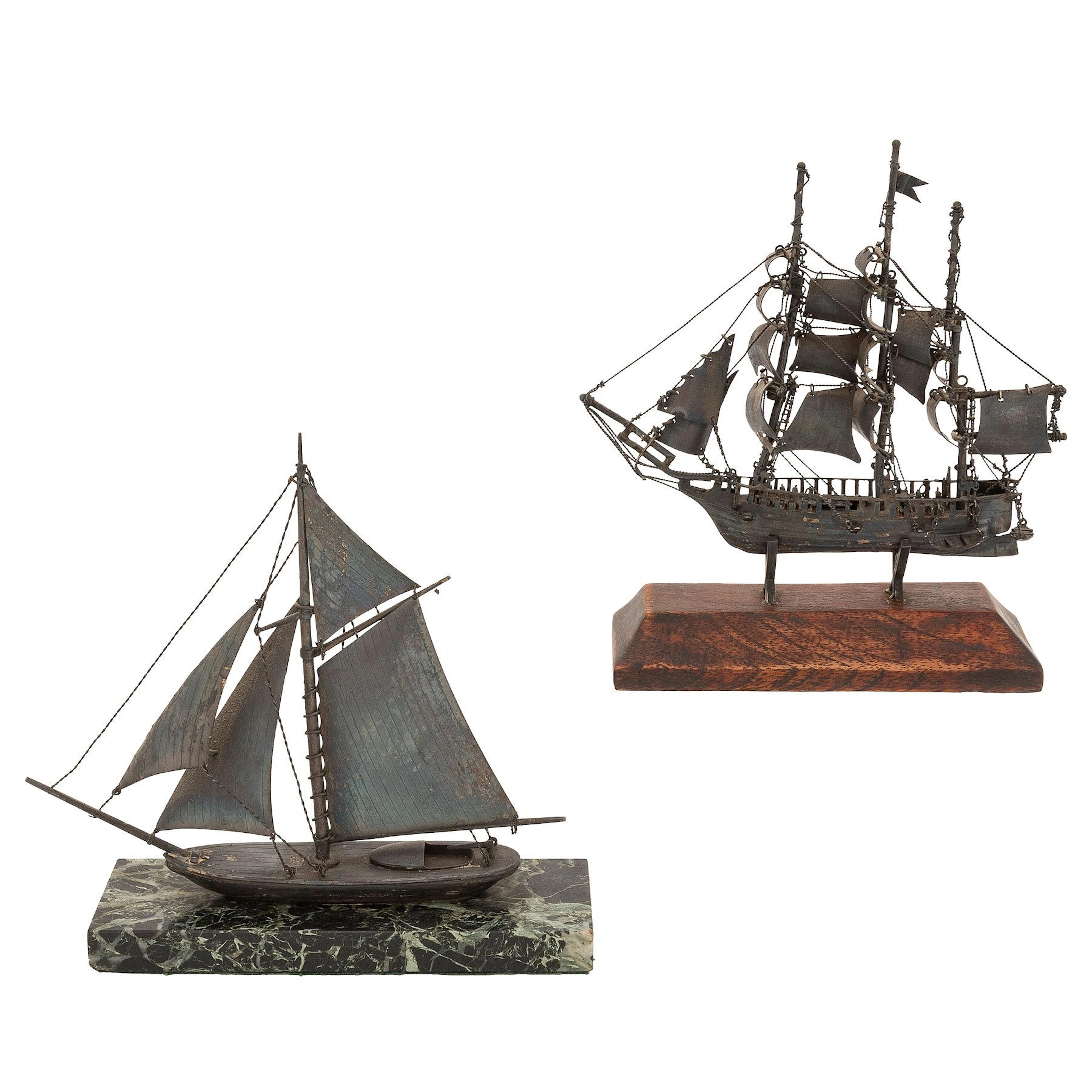 PAR DE BARCOS MINIATURA. MÉXICO, SXX. Plata, con base de madera y