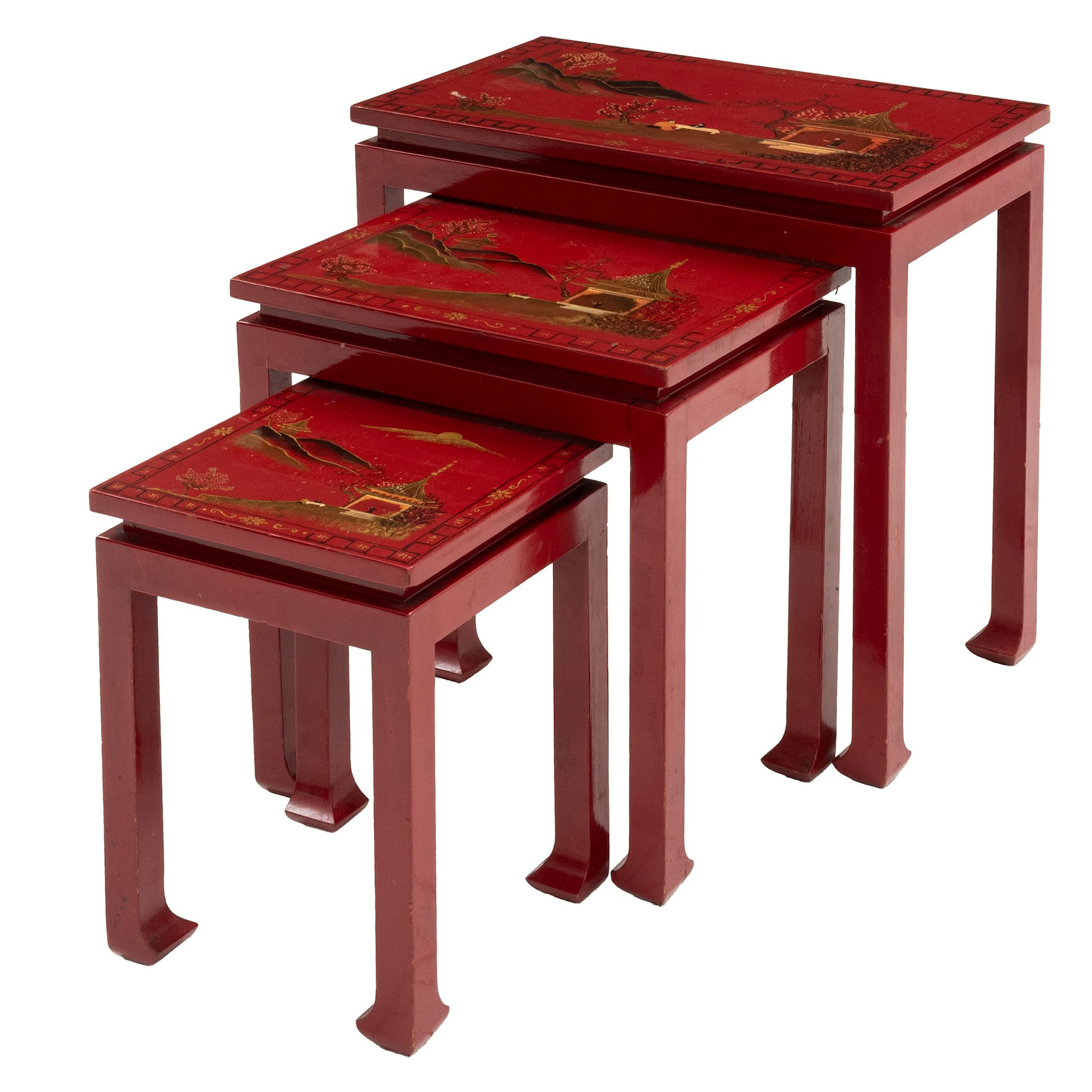 MESAS NIDO, SXX. Estilo Chinesco. En madera laqueada roja. Cubiertas