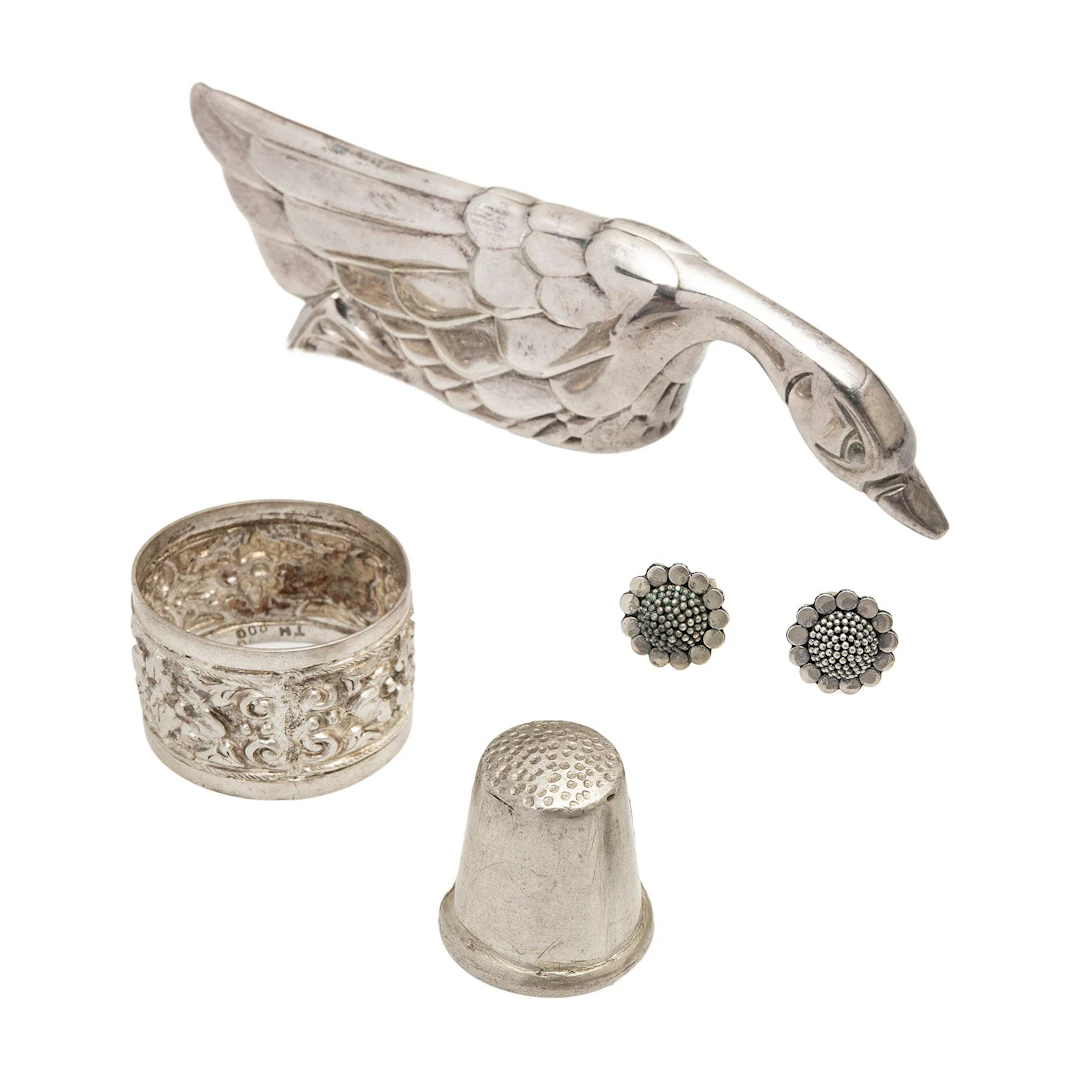 LOTE DE ARTICULOS PERSONALES EN PLATA Y METAL BASE