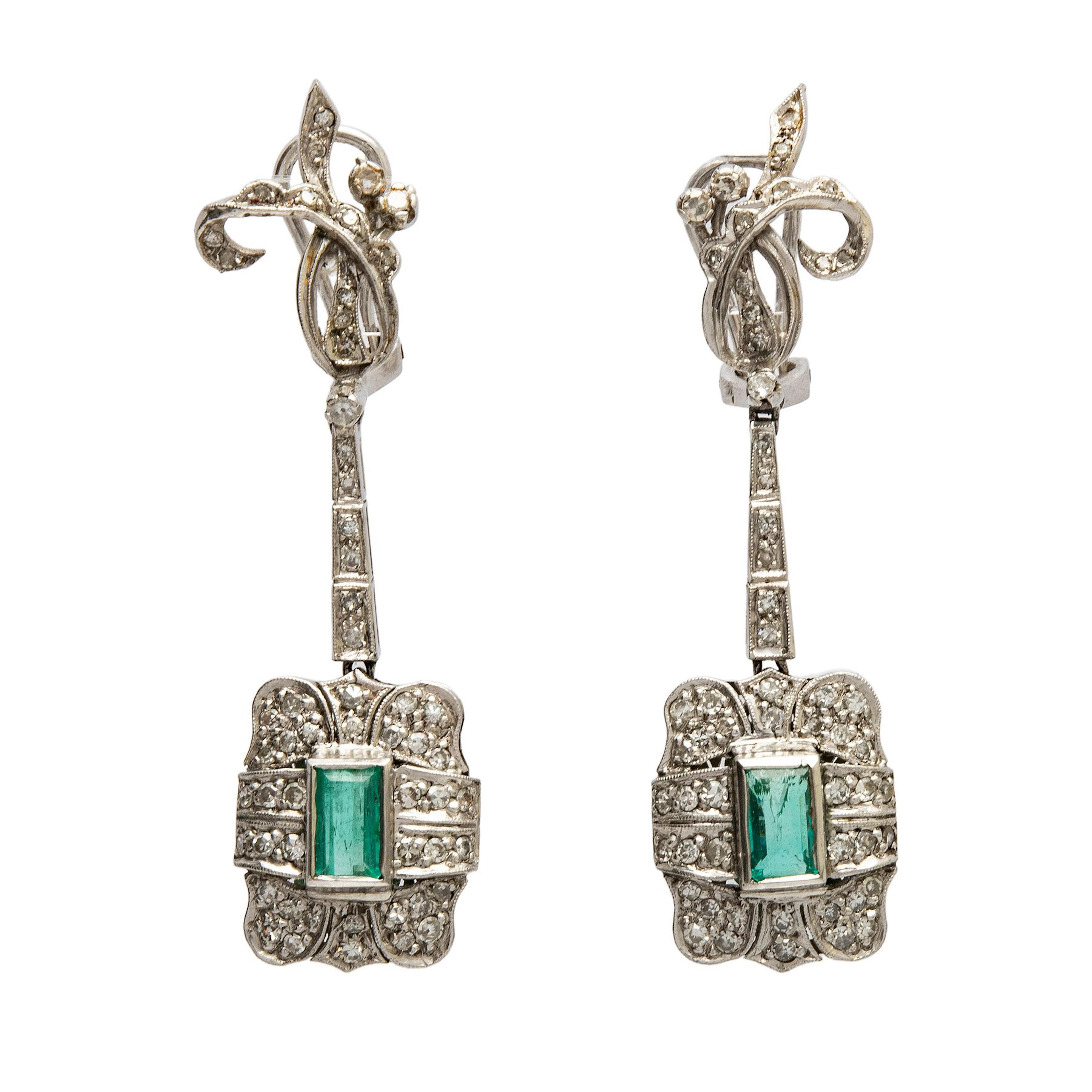 PAR DE ARETES CON ESMERALDAS Y DIAMANTES EN PLATA PALADIO.