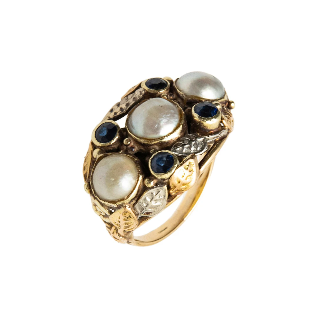 ANILLO CON ZAFIROS Y MEDIAS PERLAS EN ORO AMARILLO DE 14K