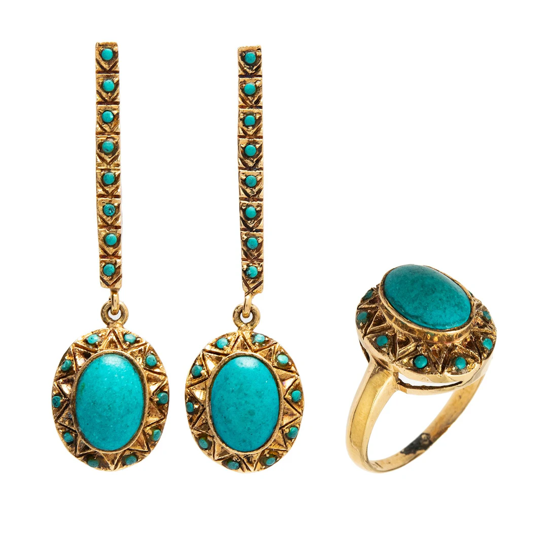 JUEGO DE ANILLO Y PAR DE ARETES CON SIMULANTES EN ORO AMARILLO DE 14K