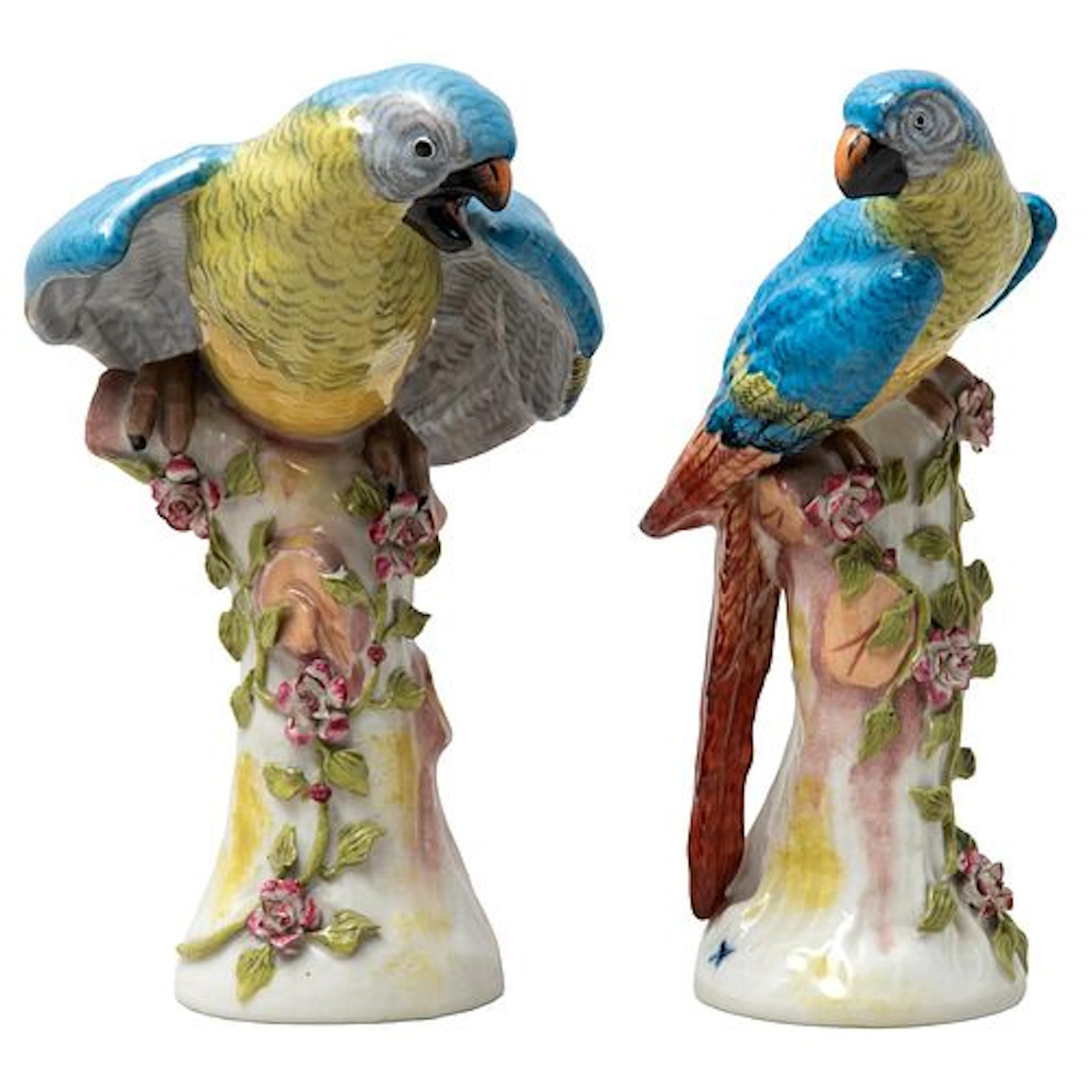 PAR DE AVES ITALIA SIGLO XX Elaboradas en porcelana policromada Decoración