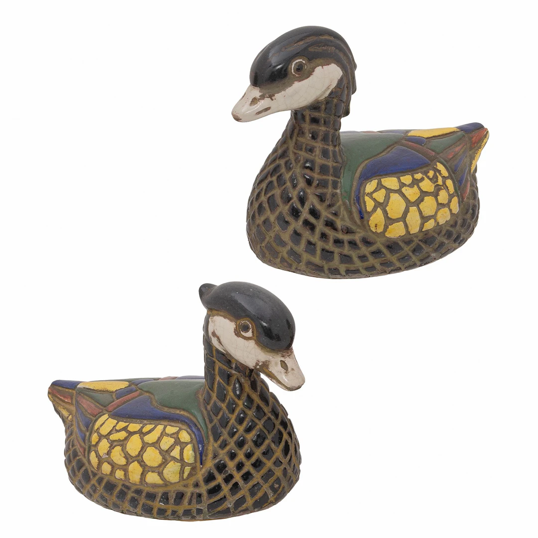 PAR DE PATOS. SXX. Elaboradas en cerámica esmaltada y vidriada Detalles