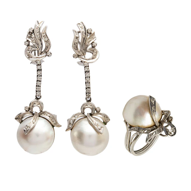 JUEGO DE ANILLO Y PAR DE ARETES CON MEDIAS PERLAS Y DIAMANTES EN PLATA PALADIO