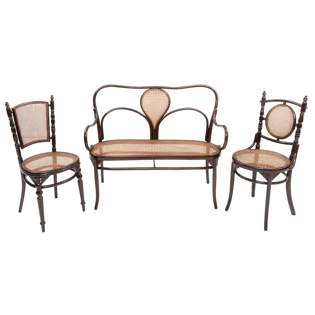 LOVESEAT Y PAR DE SILLAS, SXX. Estilo Austriaco. En madera laqueada.