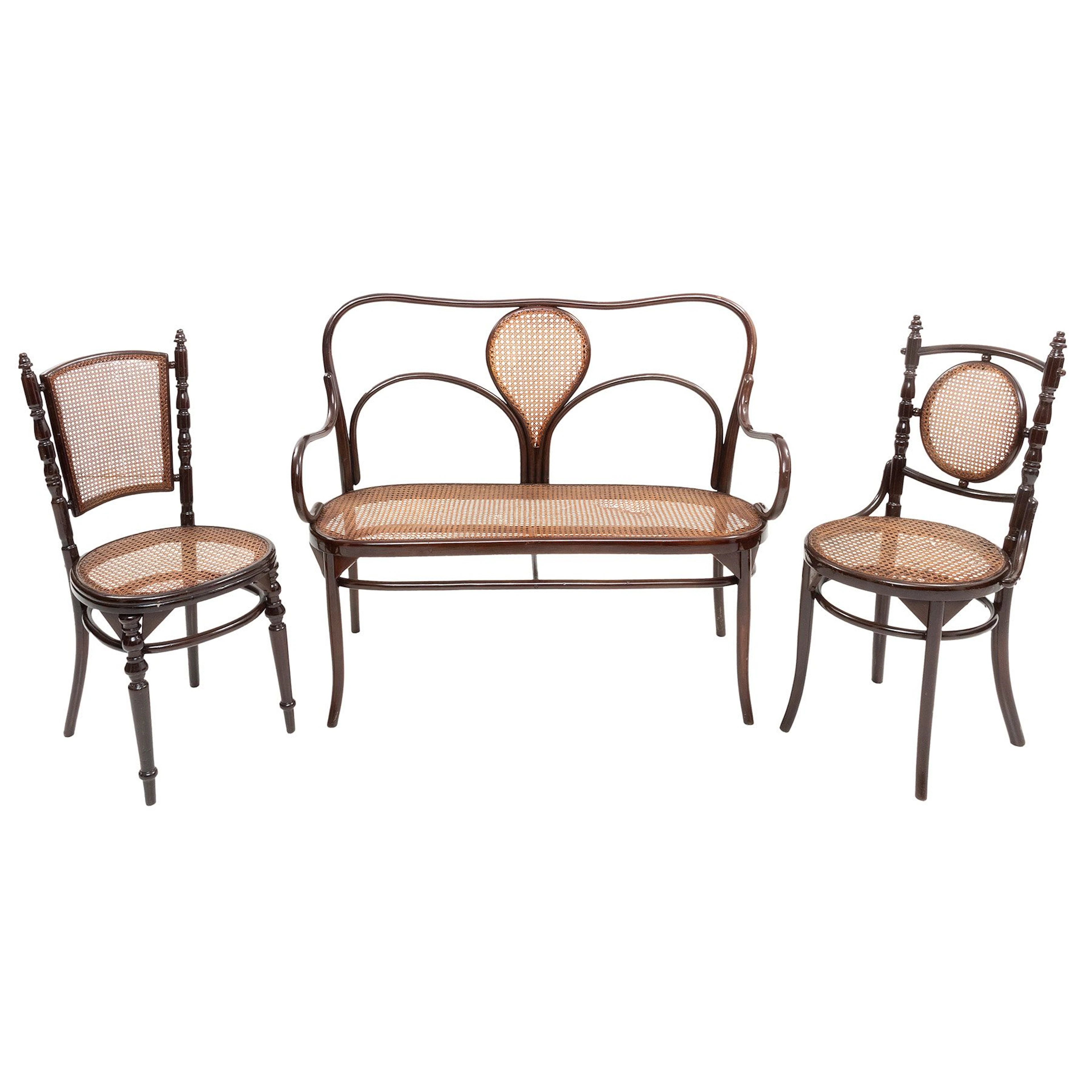 LOVESEAT Y PAR DE SILLAS, SXX. Estilo Austriaco. En madera laqueada.