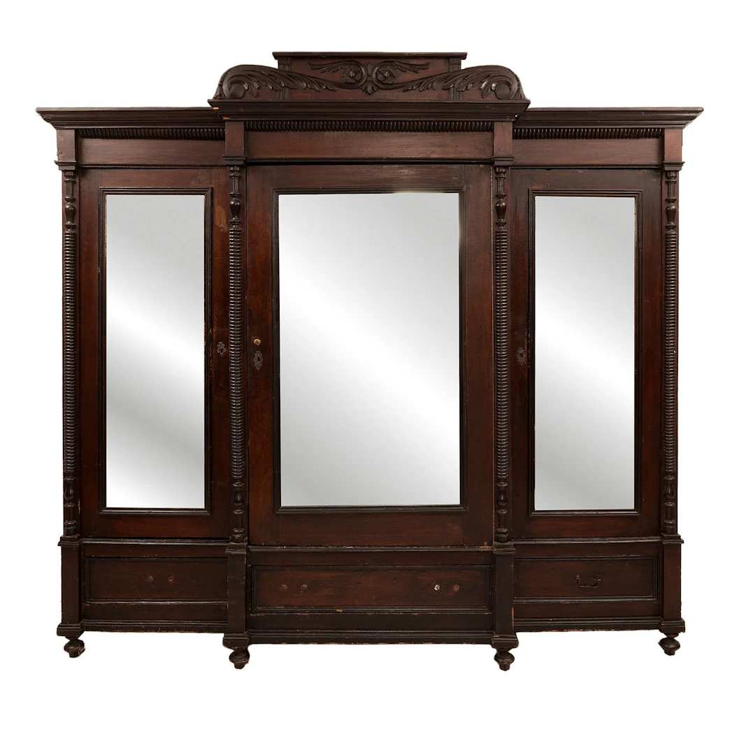 ARMARIO, PRINC. DEL SXX. Estilo Victoriano. En madera laqueada. Remate