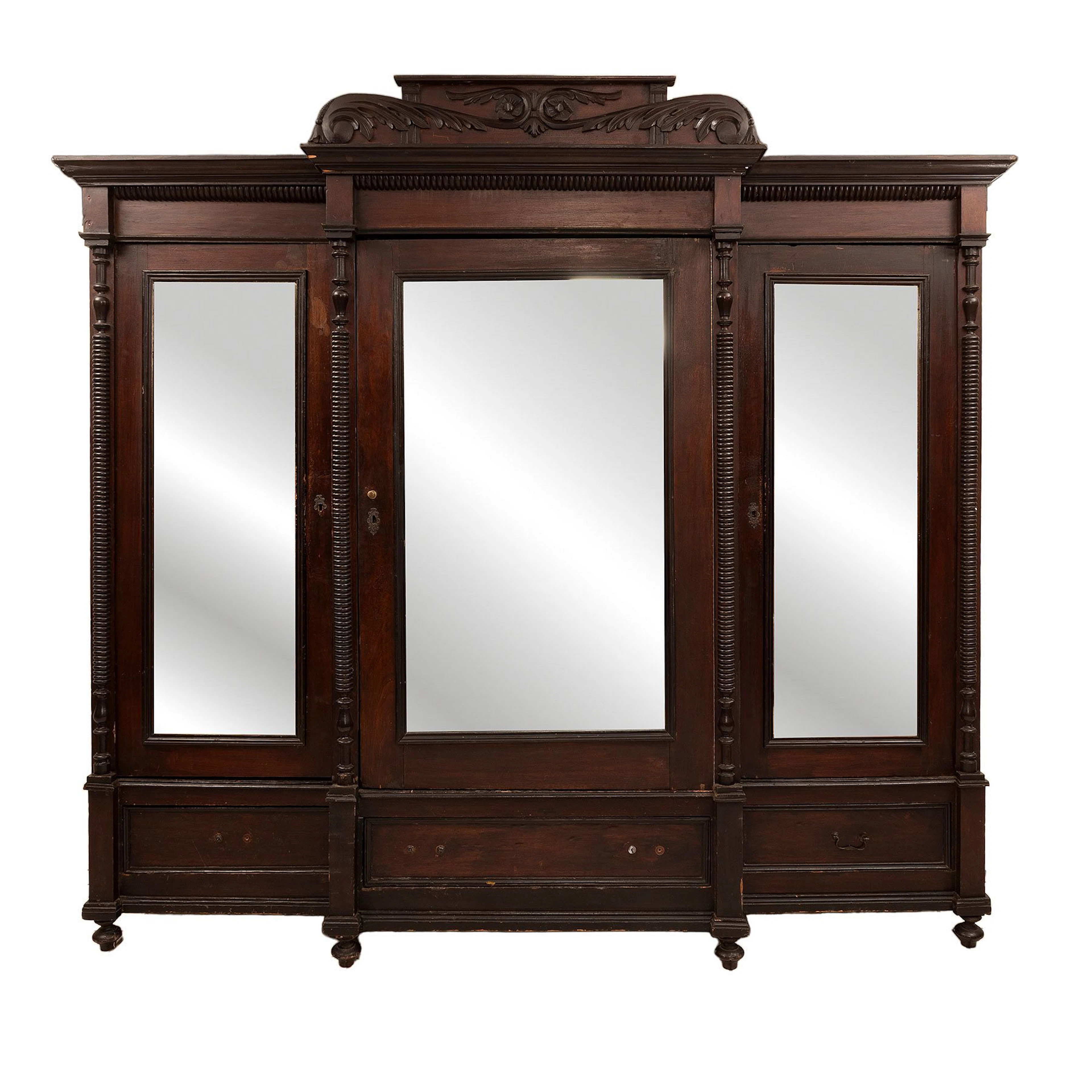 ARMARIO, PRINC. DEL SXX. Estilo Victoriano. En madera laqueada. Remate