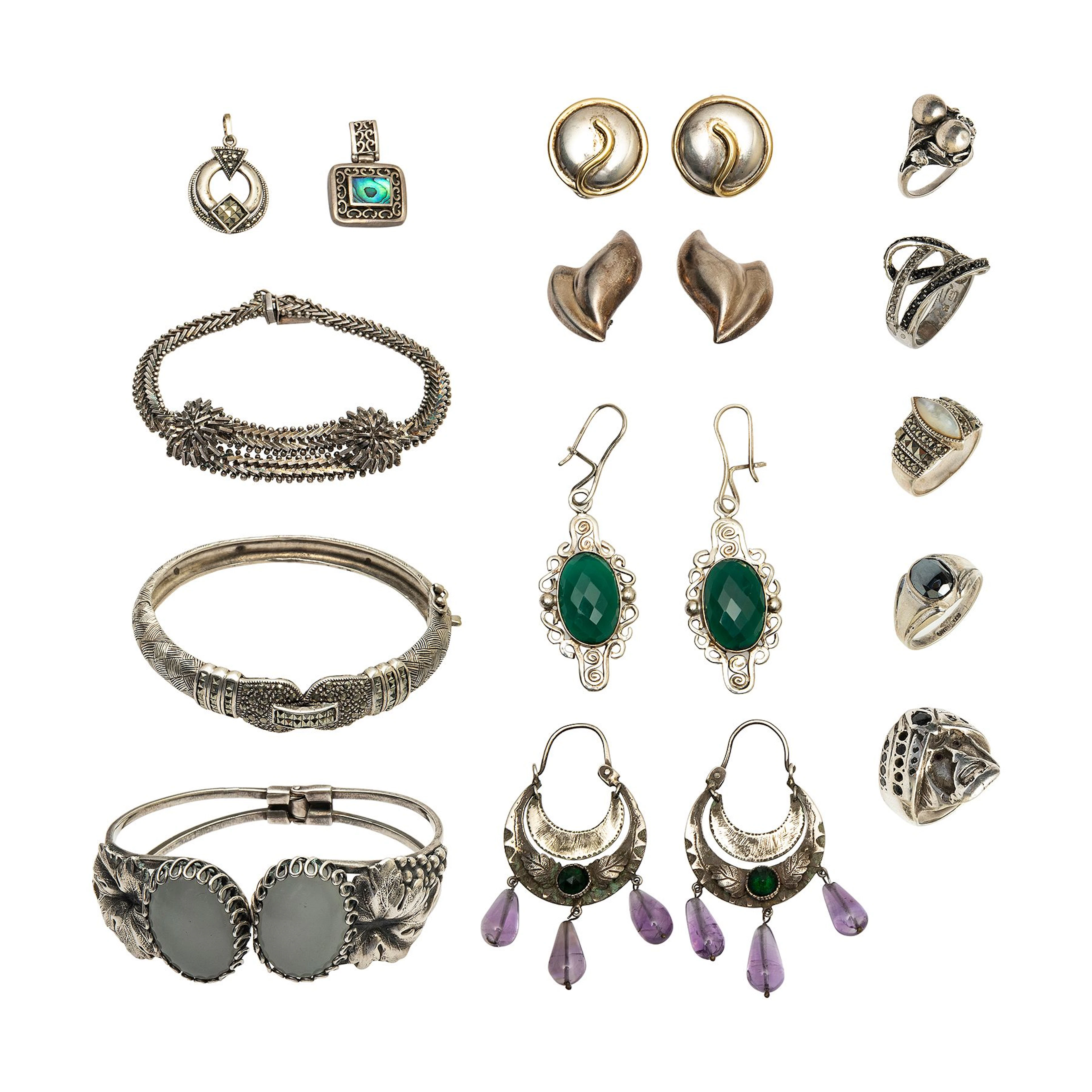 LOTE DE PIEZAS DE JOYERÍA CON SIMULANTES EN PLATA Y METAL BASE