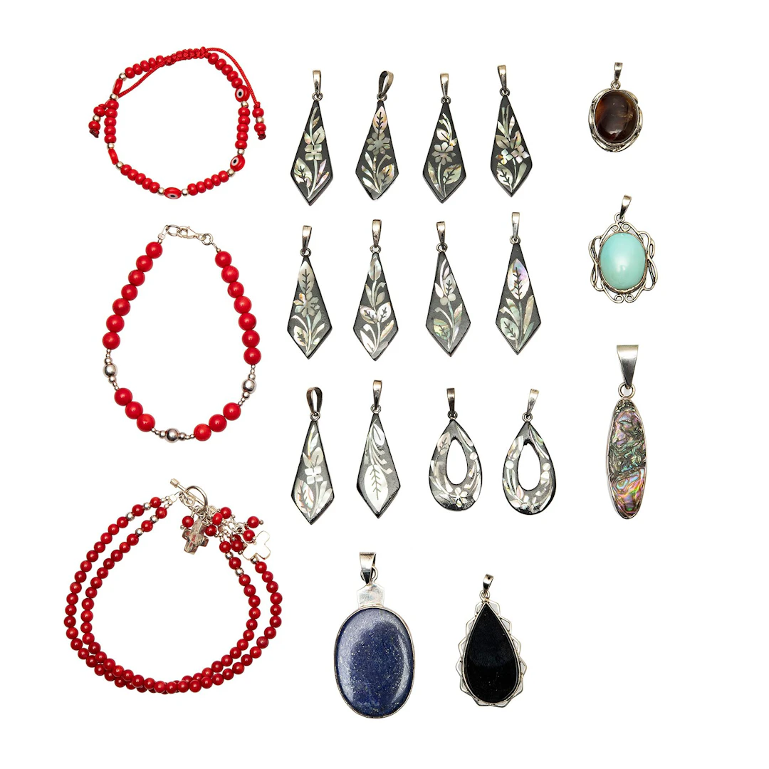 PULSERAS Y PENDIENTES CON GEMAS SEMIPRECIOSAS Y SIMULANTES EN TEXTIL
