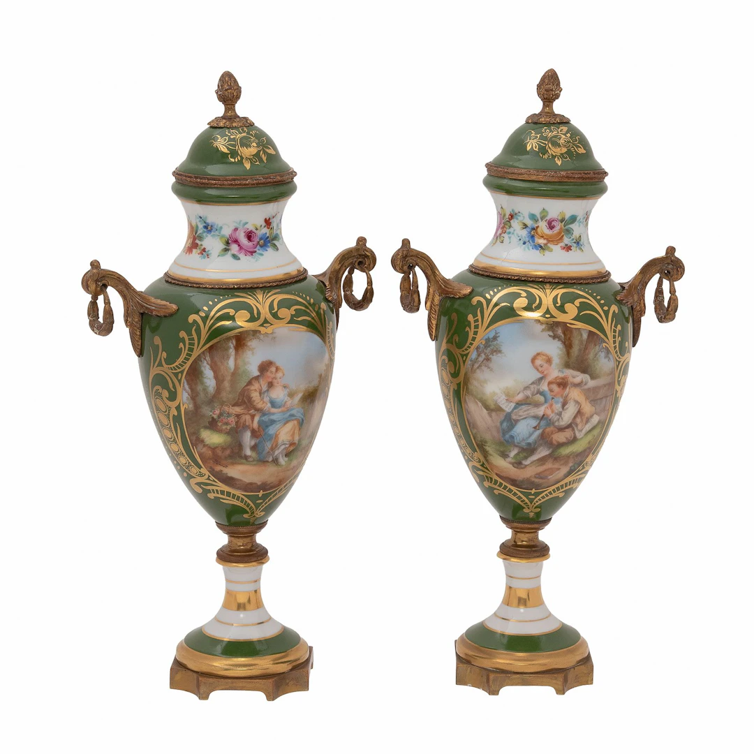 PAR DE TIBORES FRANCIA, PRINCIPIOS DE SXX. Elaborados en porcelana