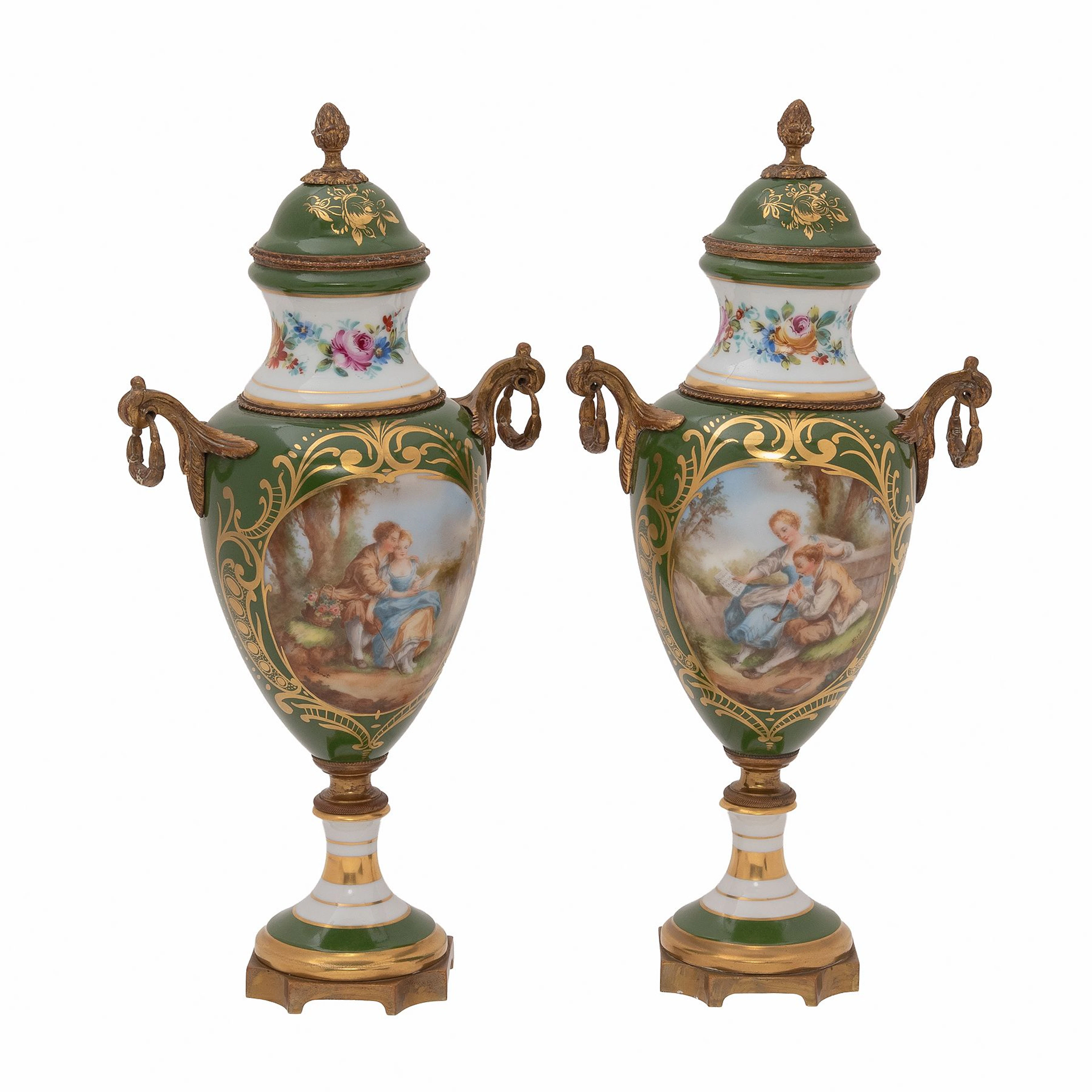PAR DE TIBORES FRANCIA, PRINCIPIOS DE SXX. Elaborados en porcelana