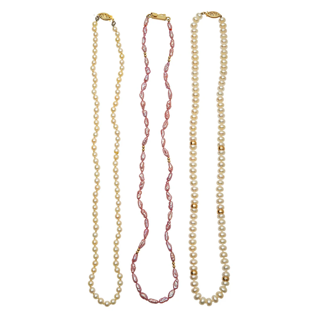 TRES COLLARES CON PERLITAS Y BROCHES EN ORO AMARILLO DE 14K Y 10K