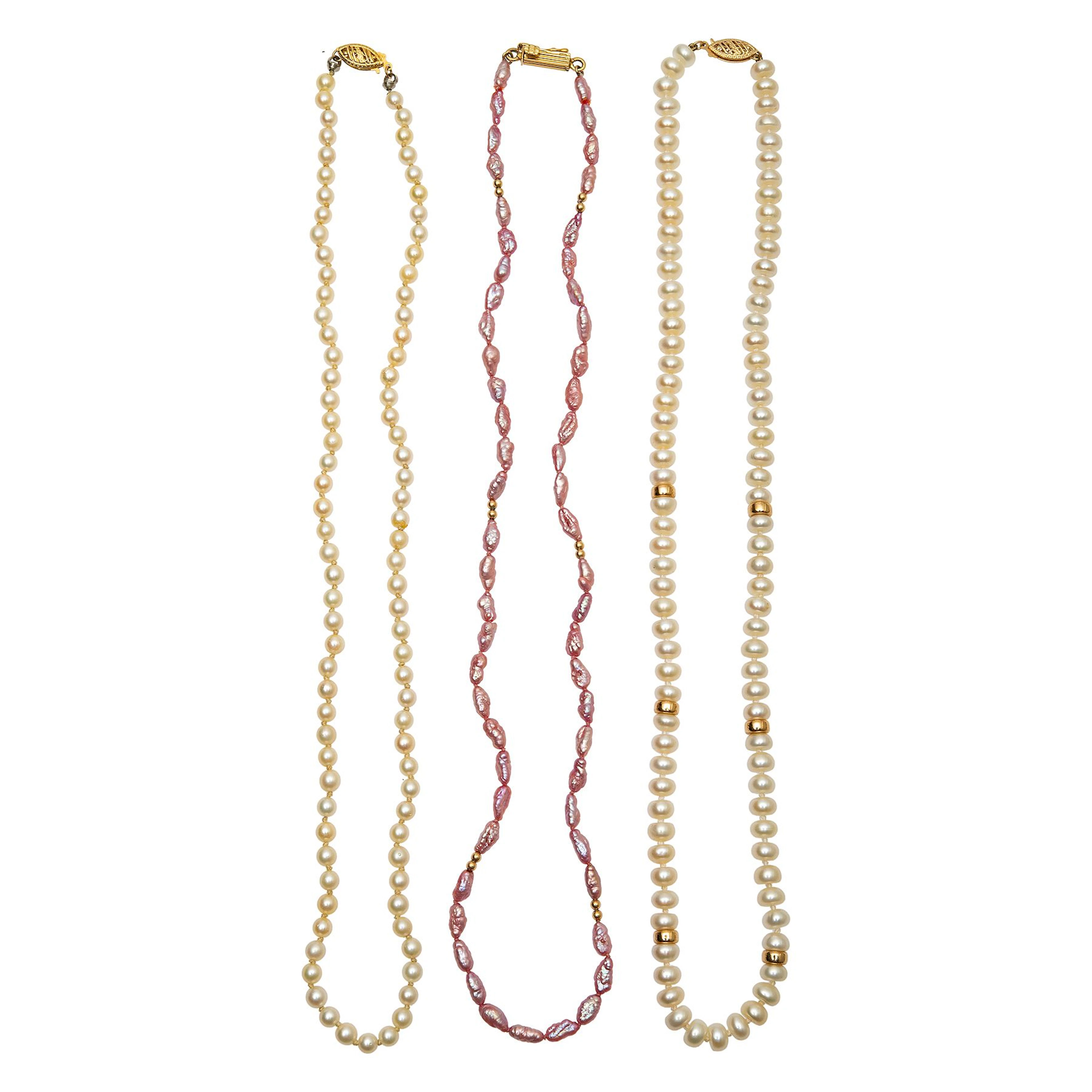 TRES COLLARES CON PERLITAS Y BROCHES EN ORO AMARILLO DE 14K Y 10K