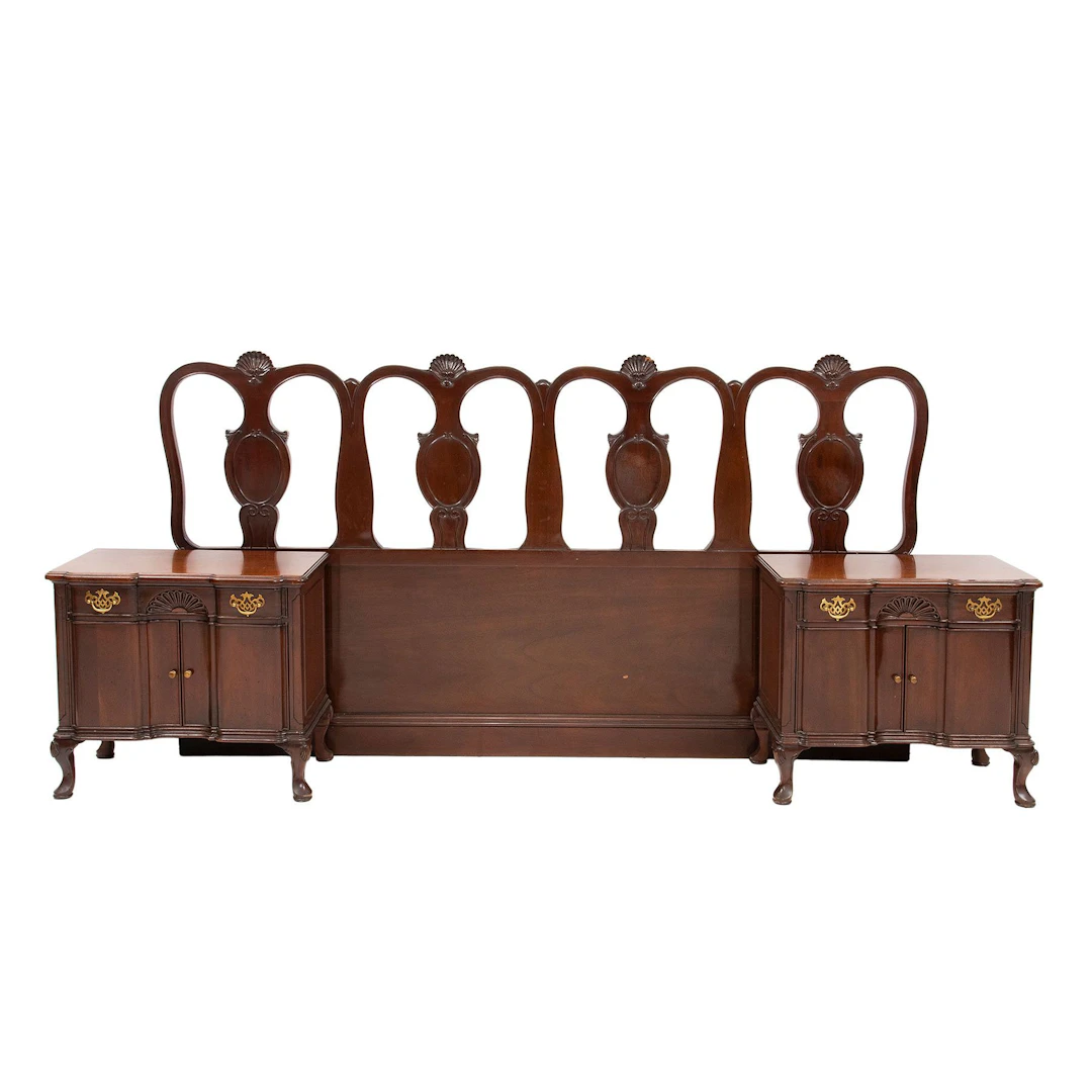 CABECERA Y PAR DE BURÓS, MÉXICO, SXX. De la marca Galerías Chippendale.