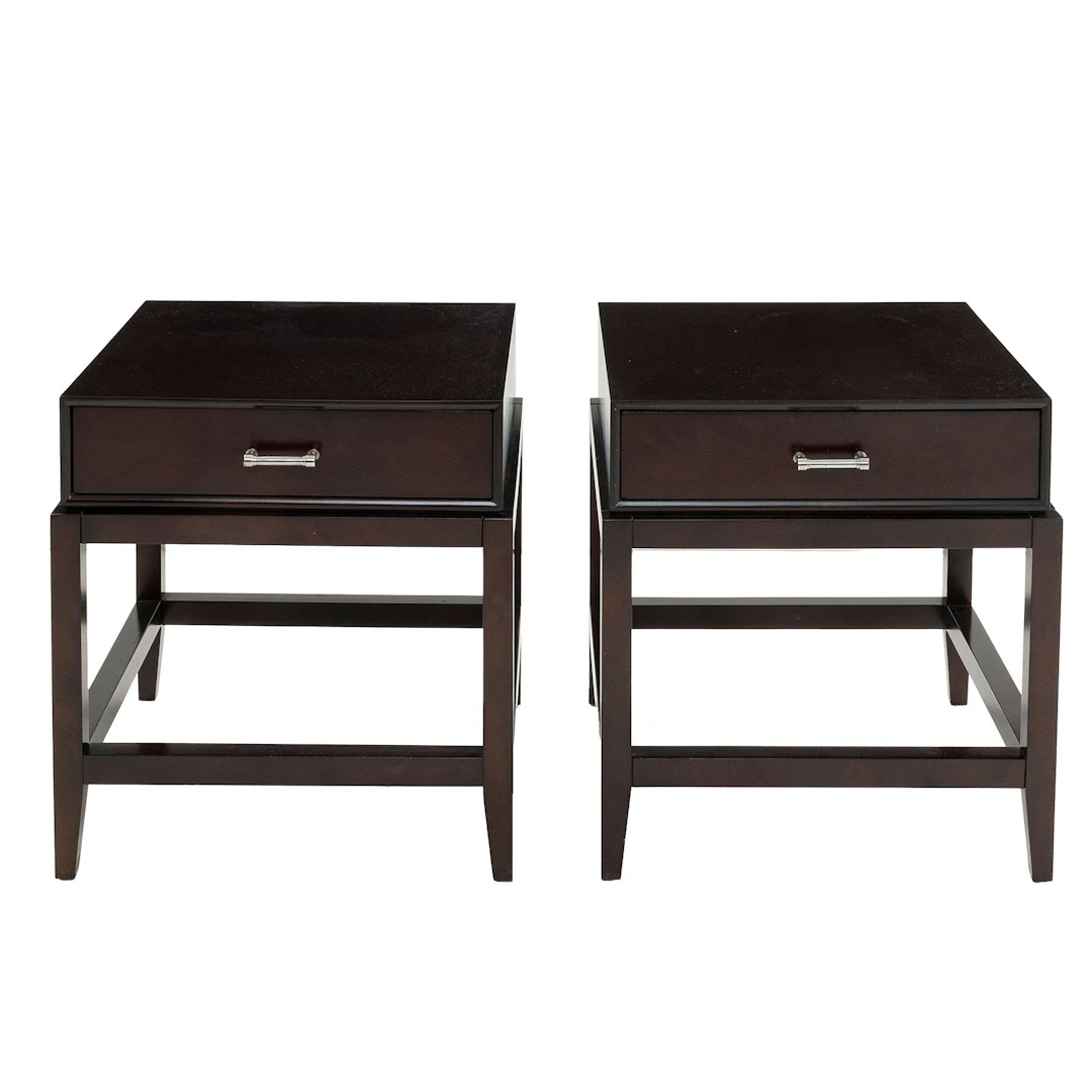 PAR DE MESAS DE NOCHE, SXX. En madera ebonizada. Cubiertas cuadrangulares