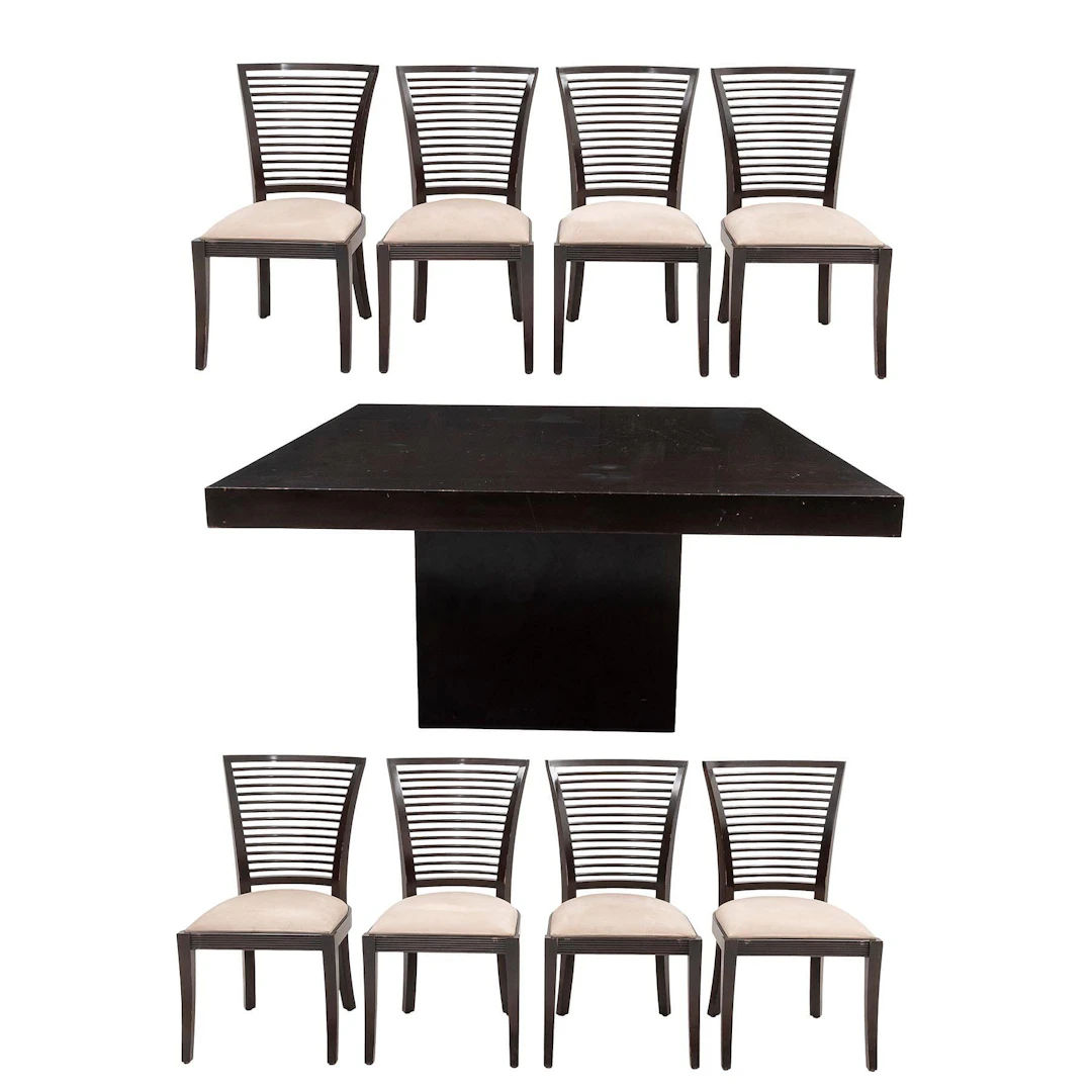 MESA DE COMEDOR Y JUEGO DE 8 SILLAS, SXXI. En madera entintada. Cubierta