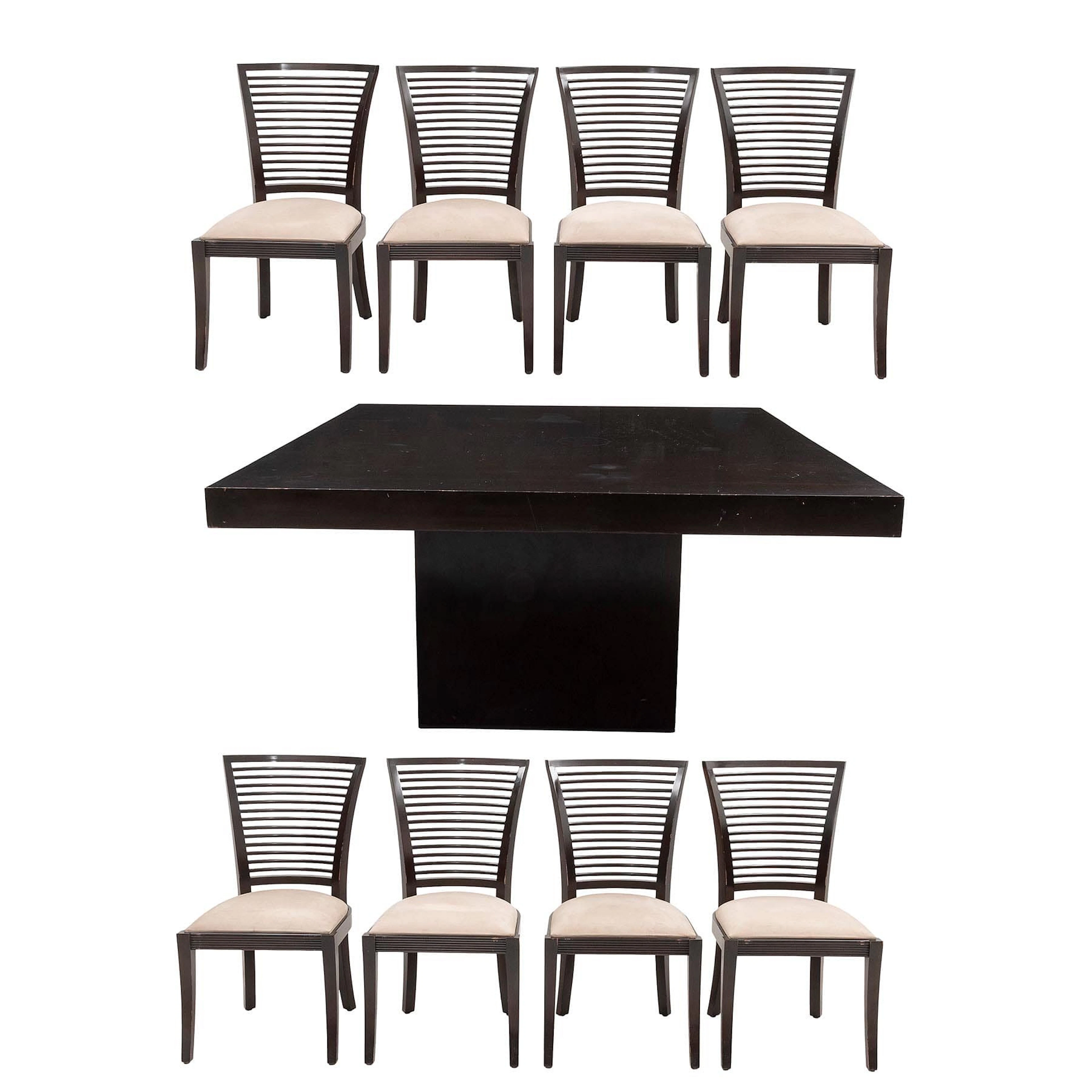 MESA DE COMEDOR Y JUEGO DE 8 SILLAS, SXXI. En madera entintada. Cubierta
