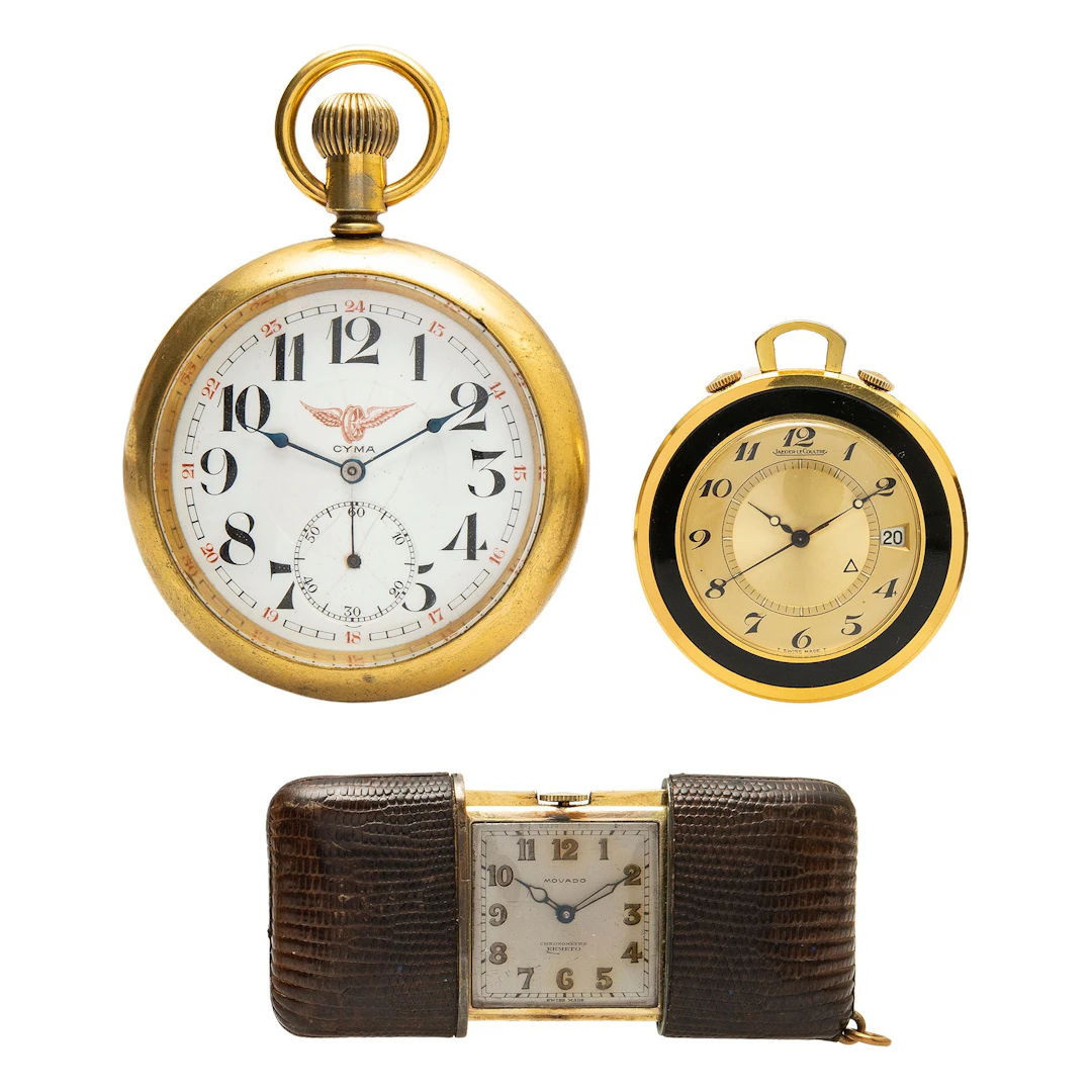 DOS RELOJES DE BOLSILLO, UN RELOJ DE MESA, MARCAS CYMA, JEAGER LE