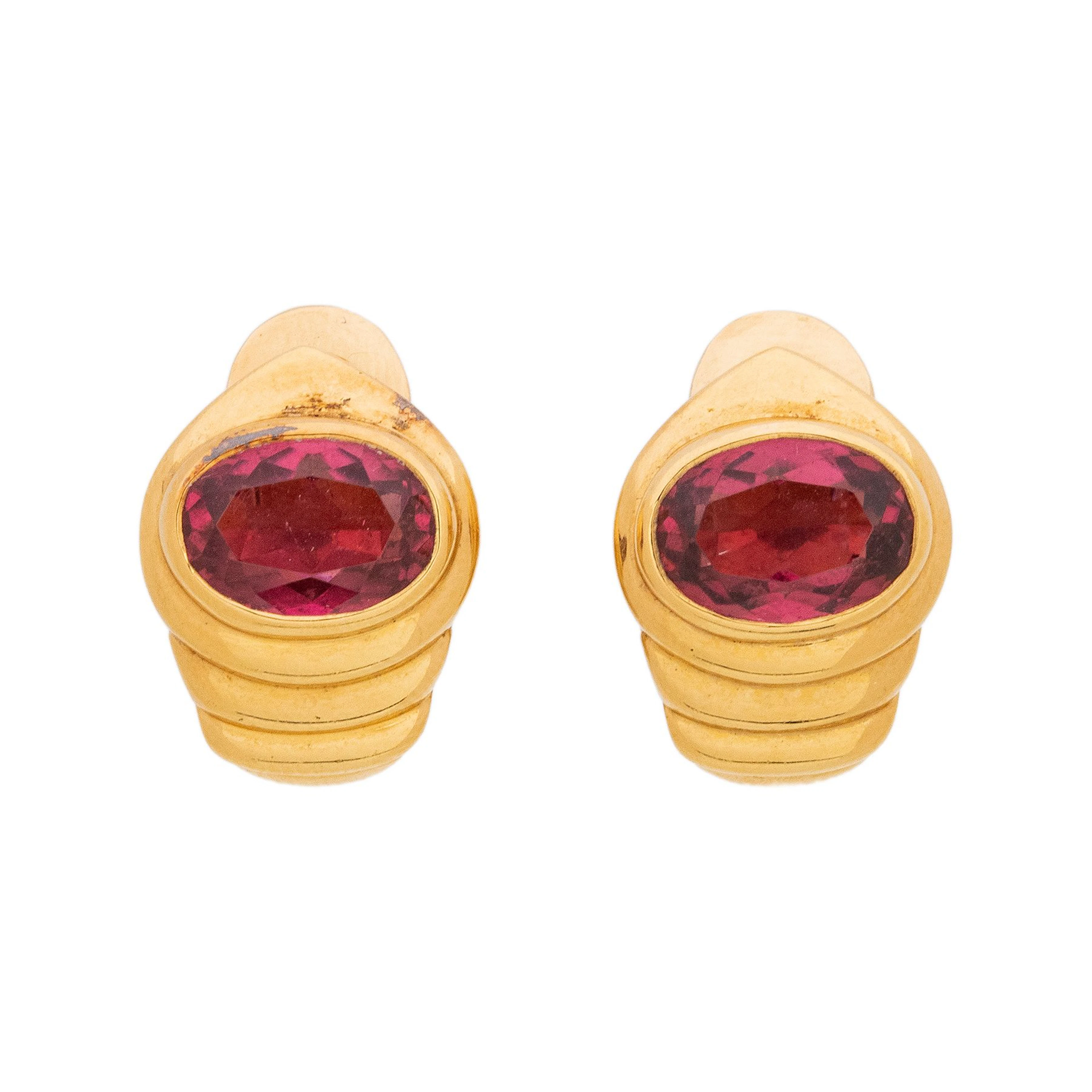 PAR DE ARETES CON SIMULANTES EN ORO AMARILLO DE 18K