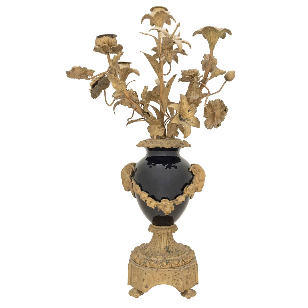 CANDELABRO, FRANCIA, CA. 1900. Elaborado en metal dorado y porcelana