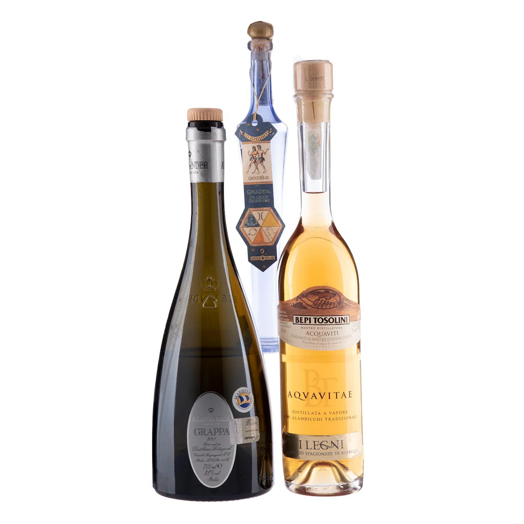 Grappas a) Uve de Alexander, Grappa, Italia b) BepiTosolini, Grappa