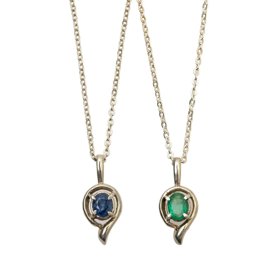 COLLAR, GARGANTILLA Y PENDIENTES CON ZAFIRO Y ESMERALDA EN PLATA