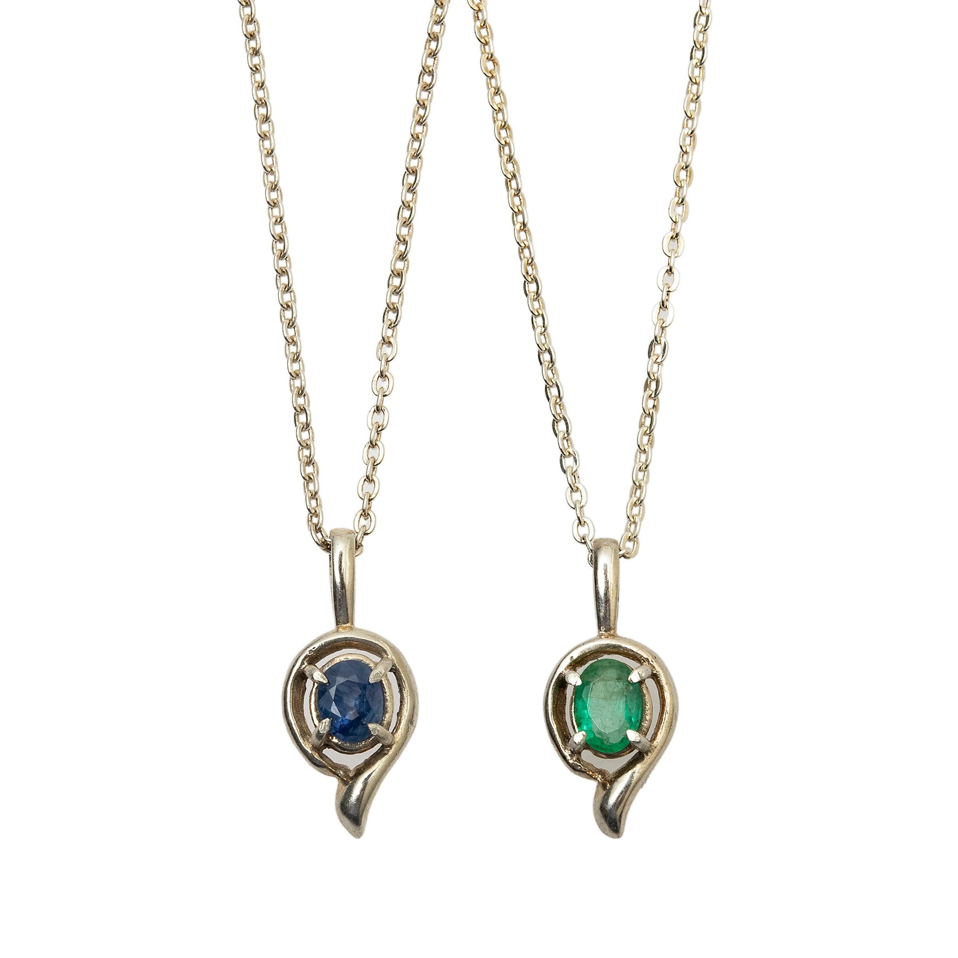 COLLAR, GARGANTILLA Y PENDIENTES CON ZAFIRO Y ESMERALDA EN PLATA