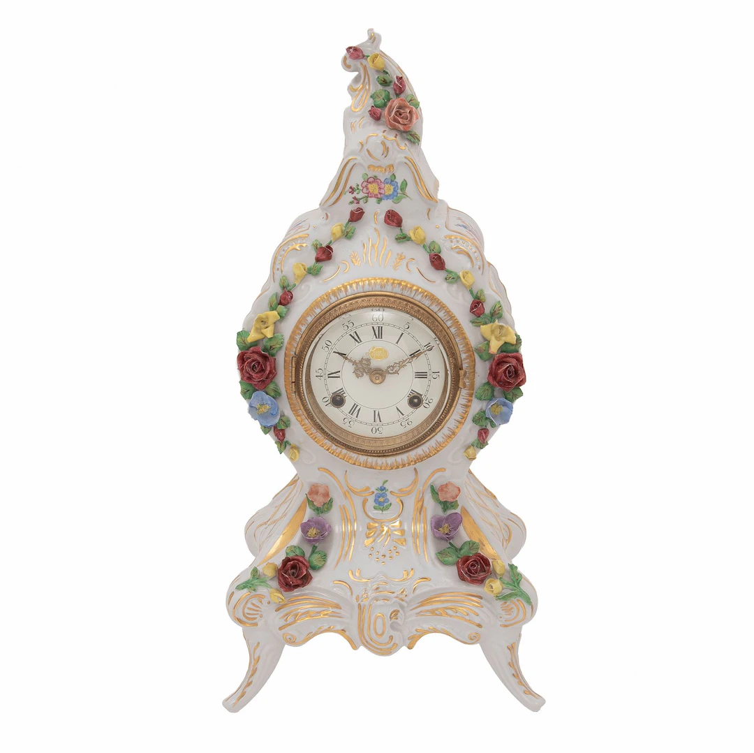 RELOJ DE MESA. ALEMANIA,SXX Elaborado en porcelana policromada con